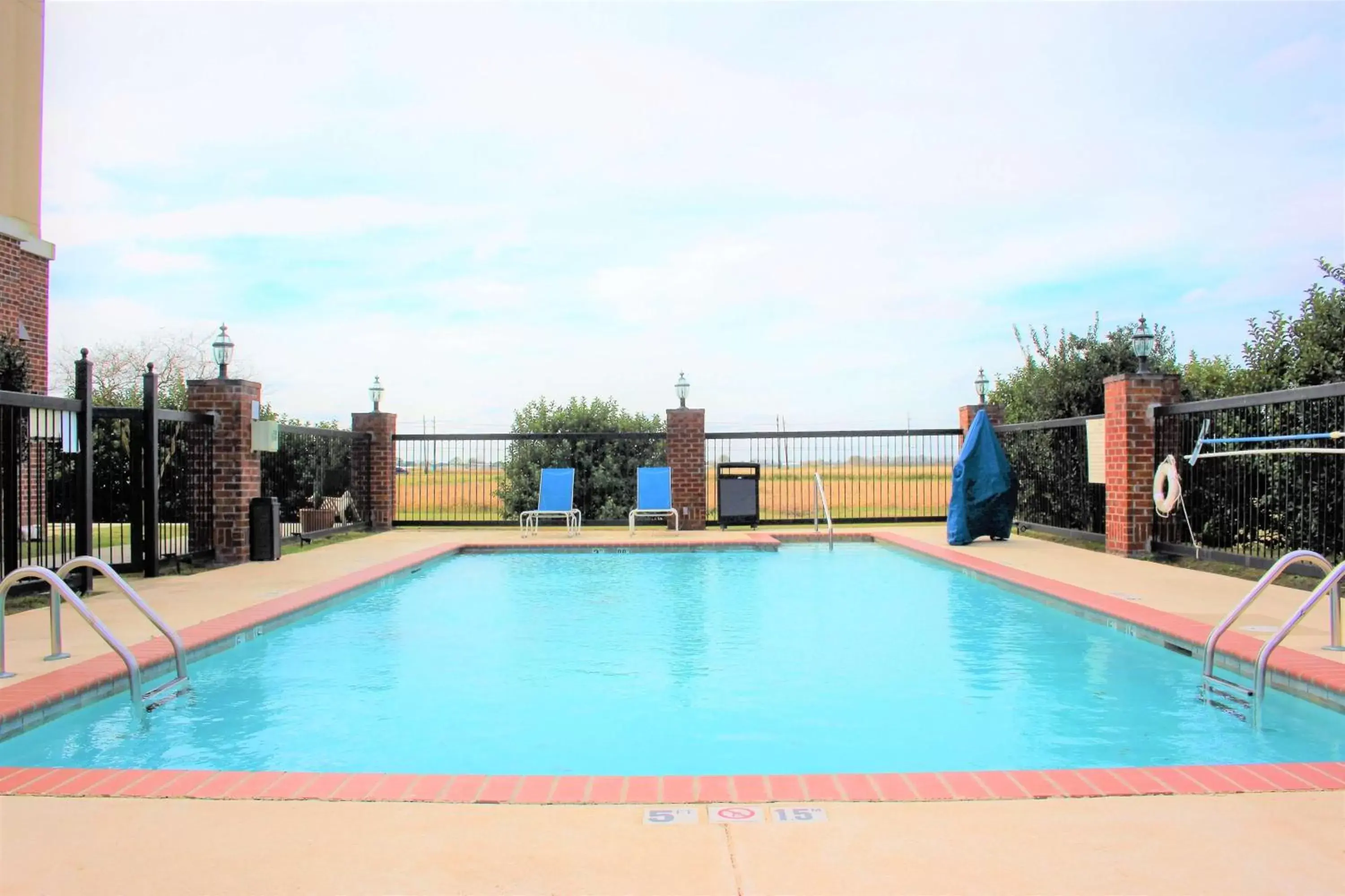 Pool view in Hampton Inn & Suites Thibodaux Pool view in Hampton Inn & Suites Thibodaux