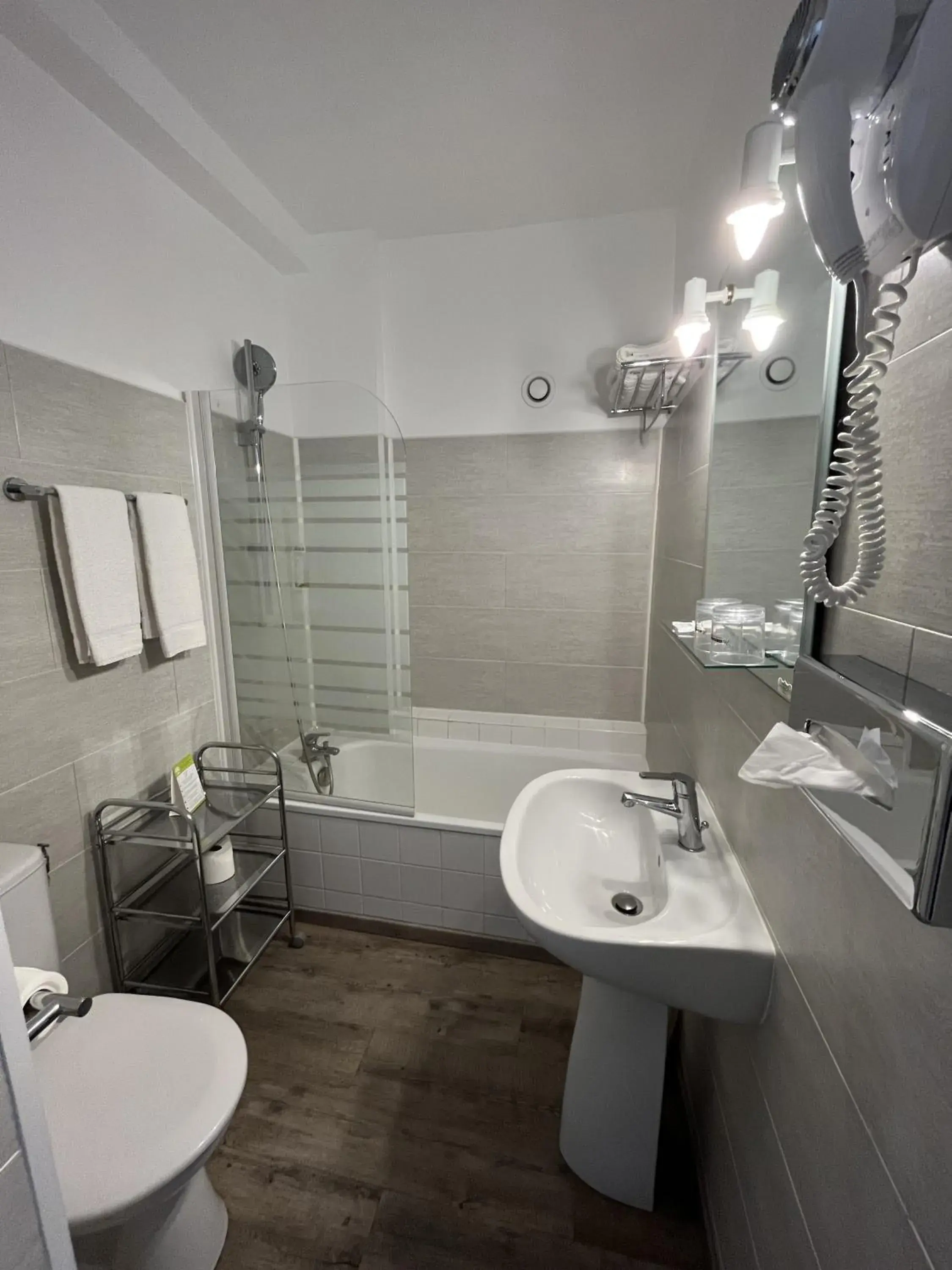 Bathroom in The Originals Boutique, Hôtel du Parc, Cavaillon Bathroom in The Originals Boutique, Hôtel du Parc, Cavaillon