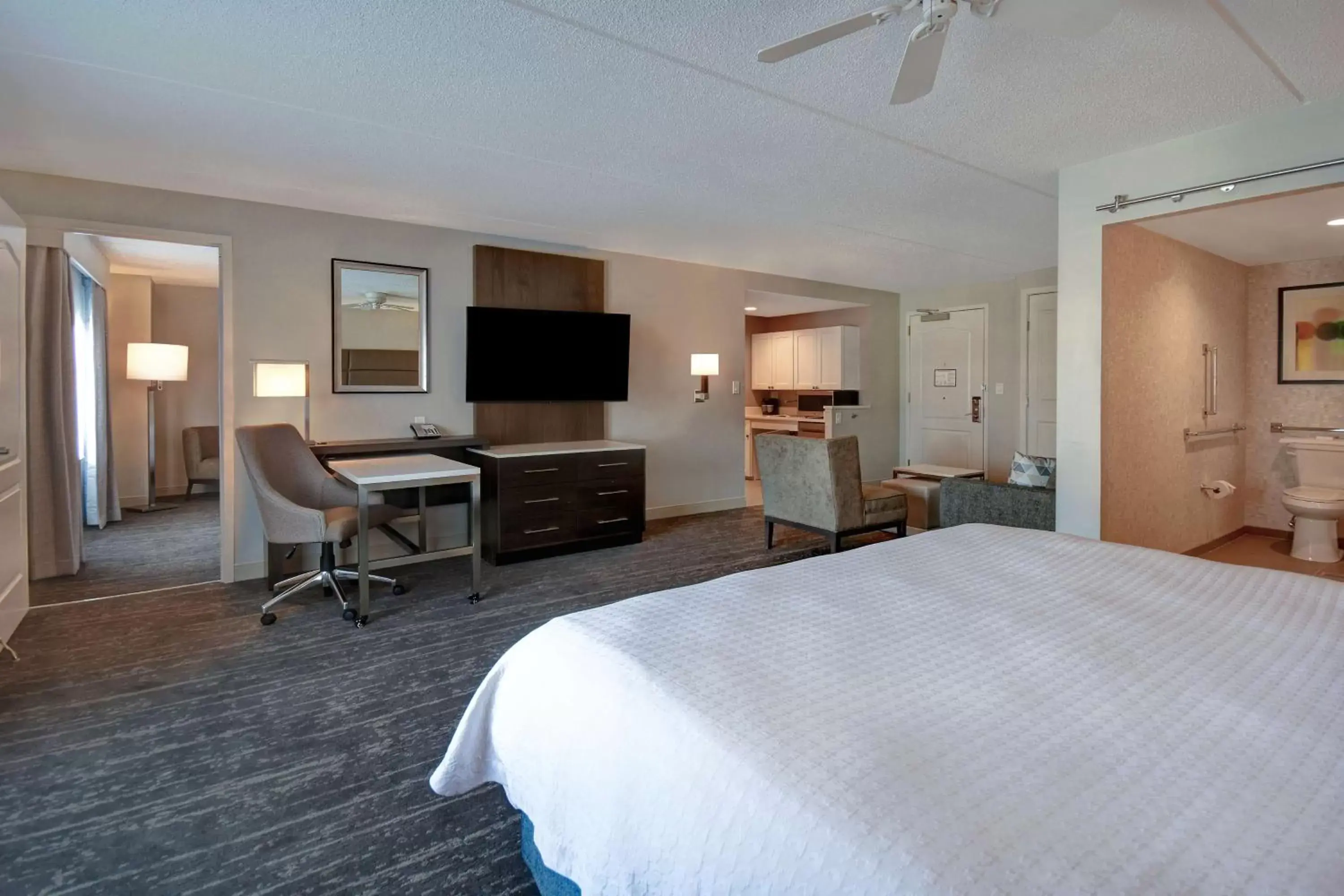 Bed, TV/Entertainment Center in Homewood Suites by Hilton Philadelphia-City Avenue