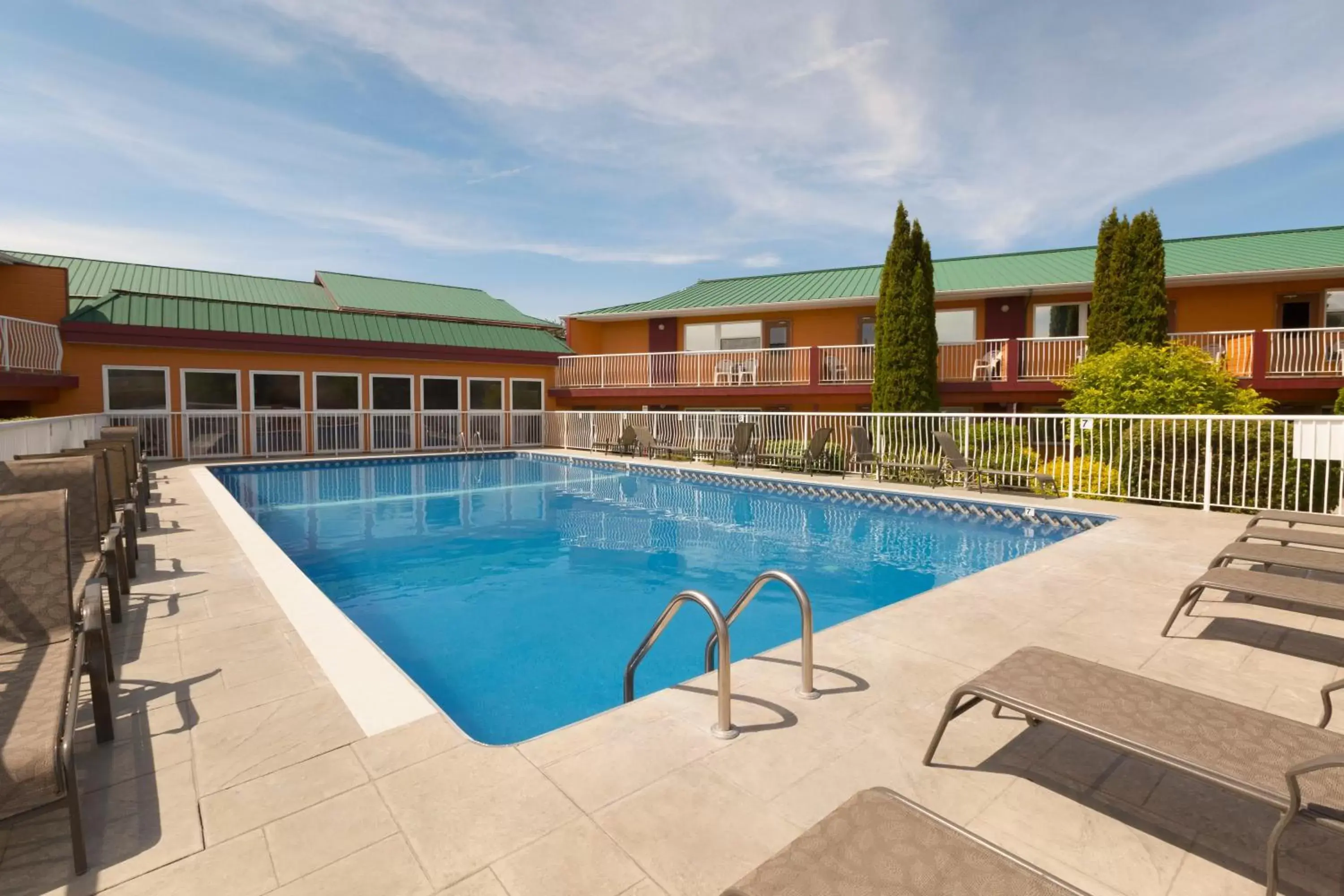 Pool view, Swimming Pool in Days Inn by Wyndham Penticton Conference Centre