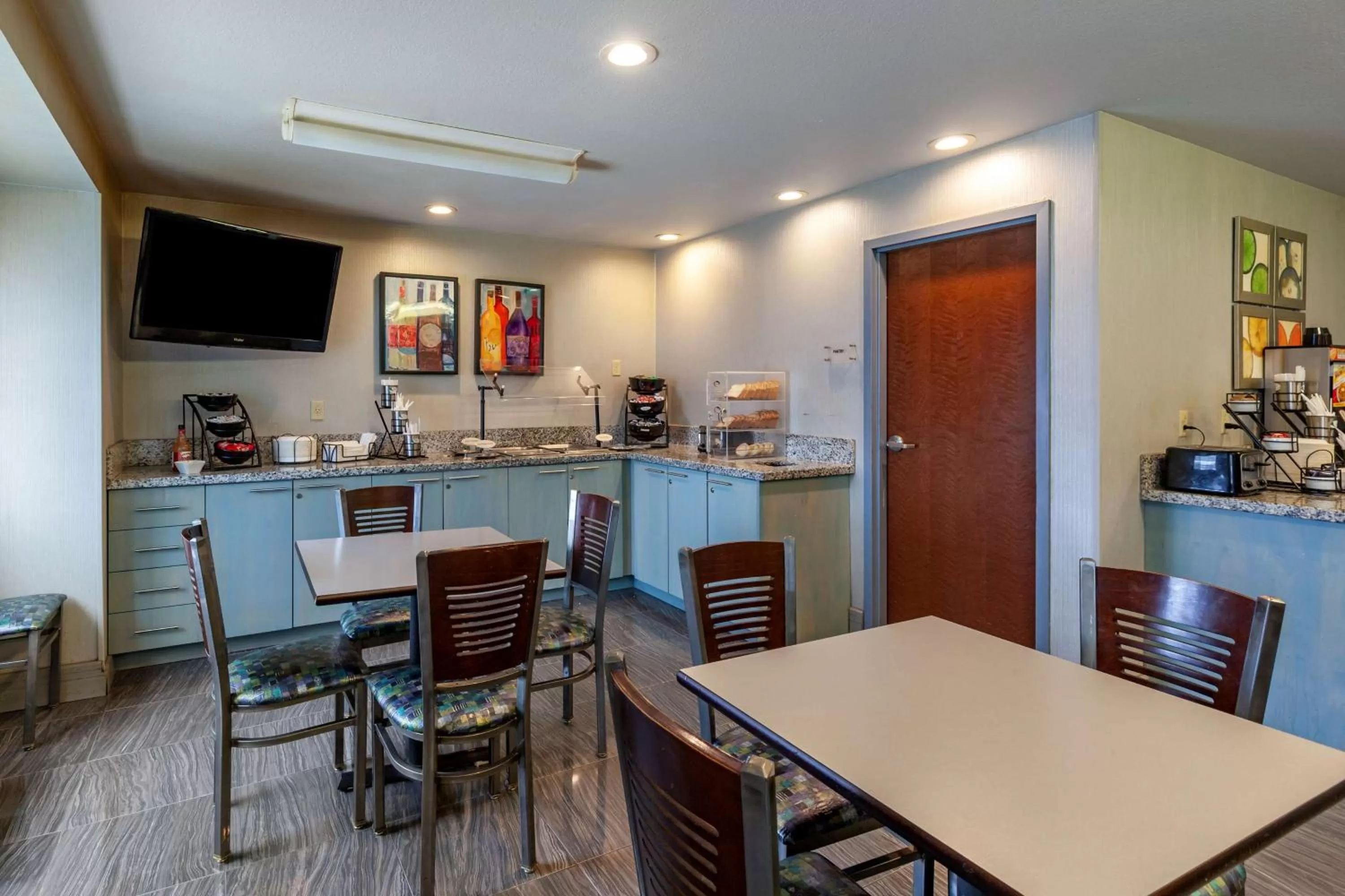 Breakfast in Best Western Plus Woodstock Inn & Suites