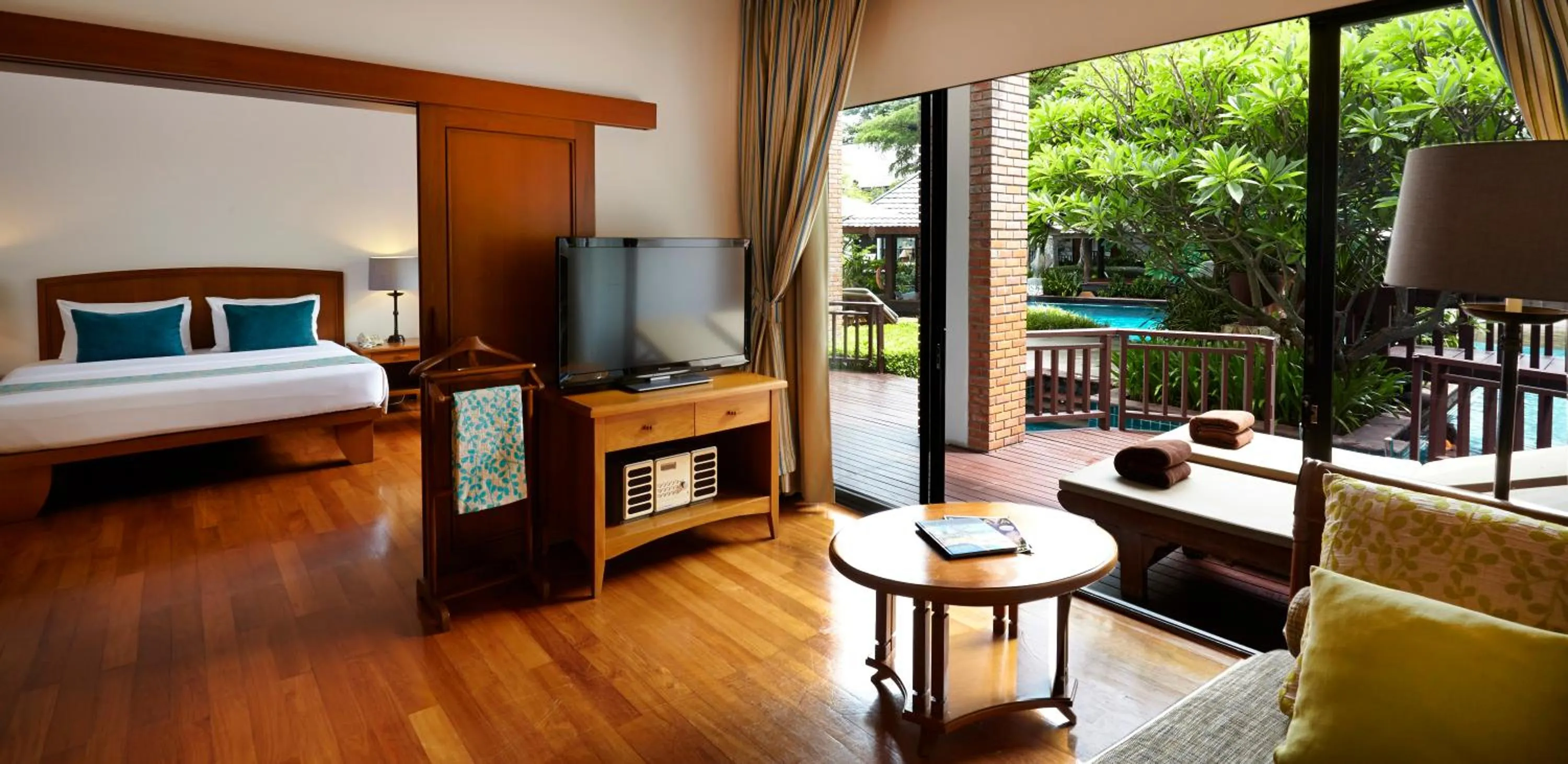 Living room, Bed in Woodlands Hotel and Resort Pattaya