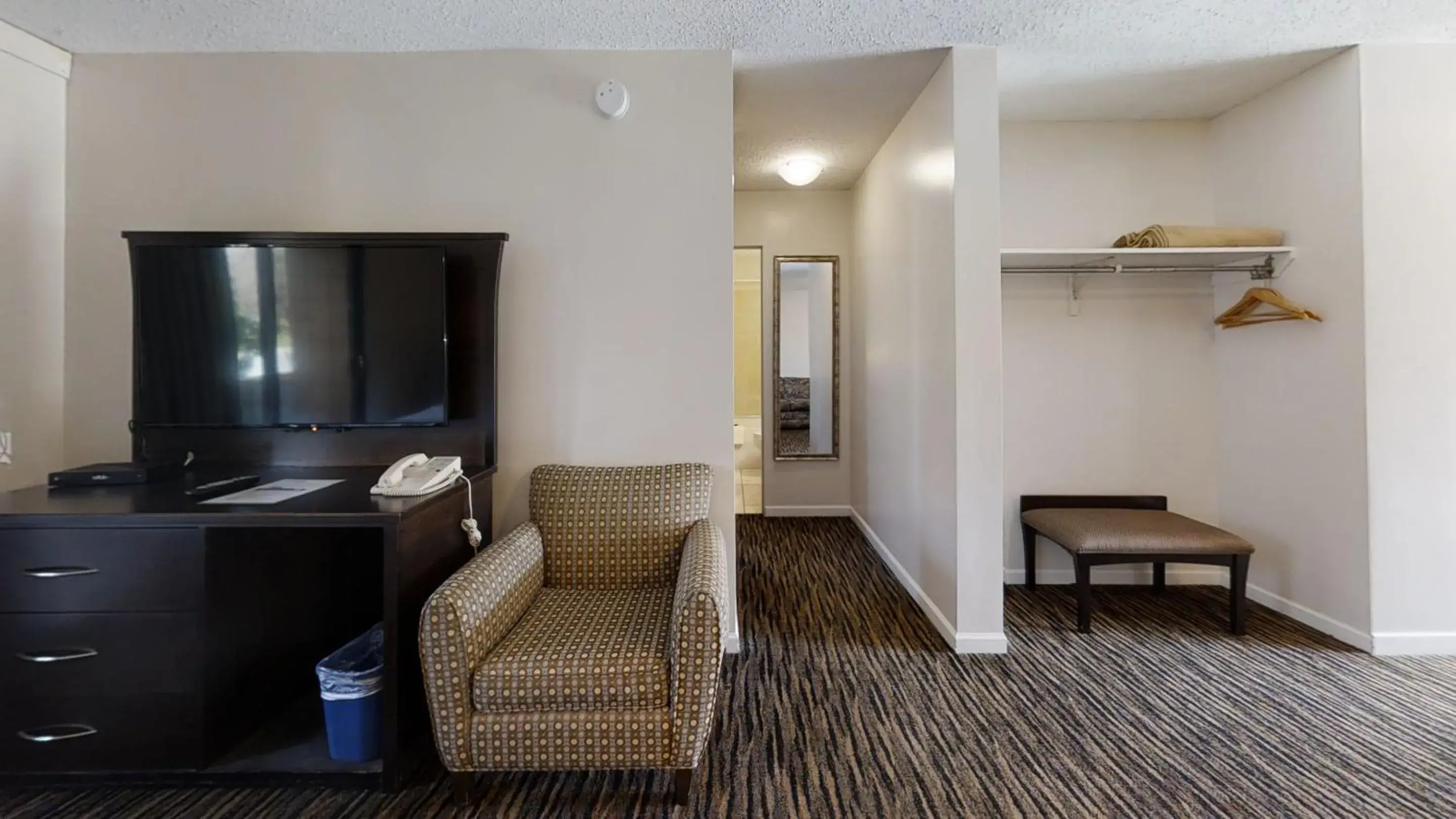 Living room, TV/Entertainment Center in Recreation Inn and Suites