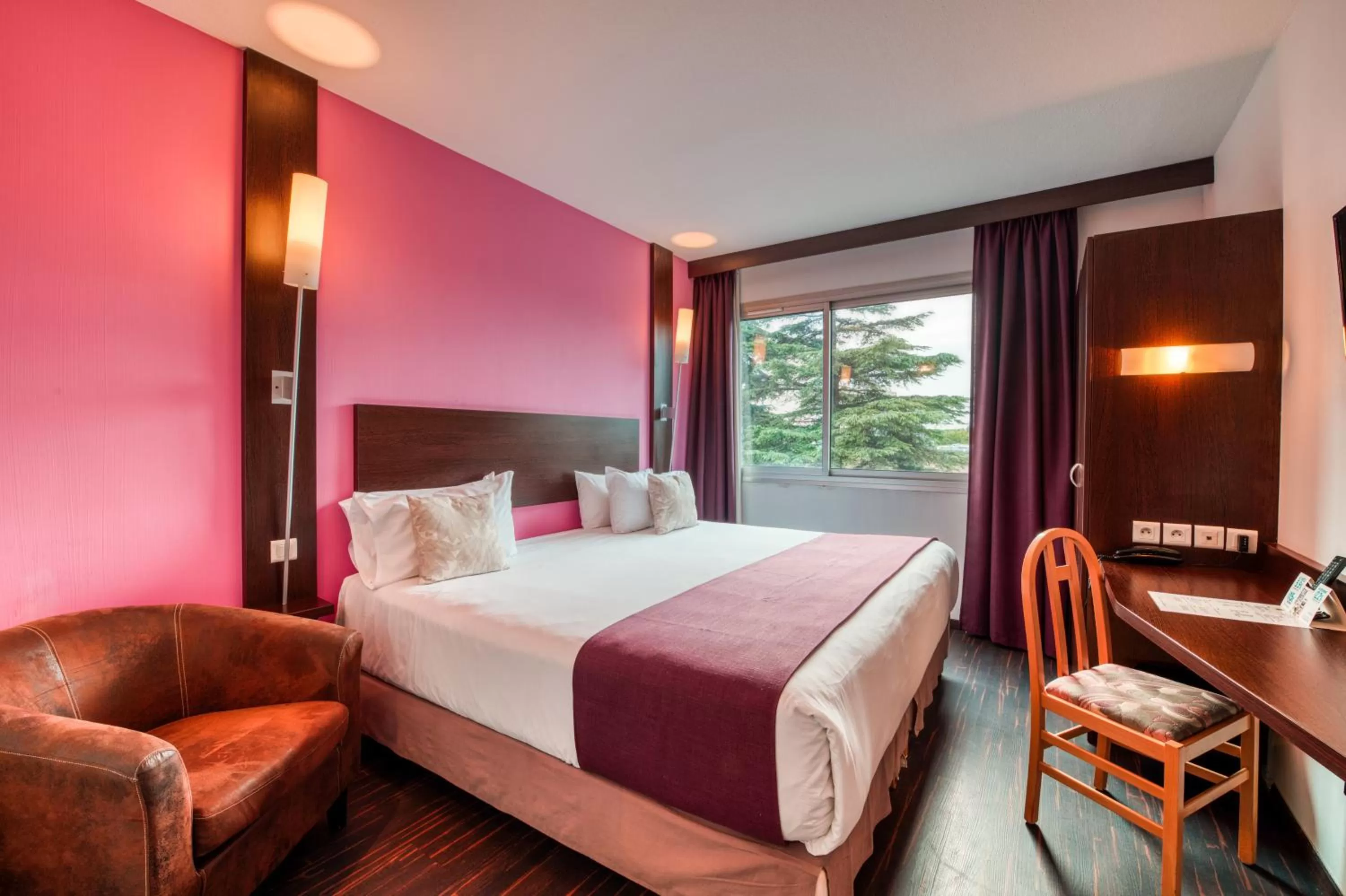 Bed in Logis NIMOTEL Hôtel Cosy