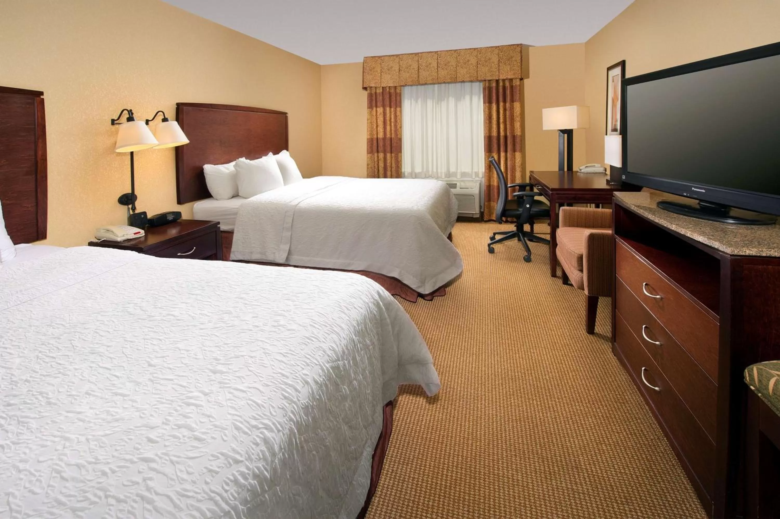 Bedroom, Bed in Hampton Inn and Suites San Antonio Airport