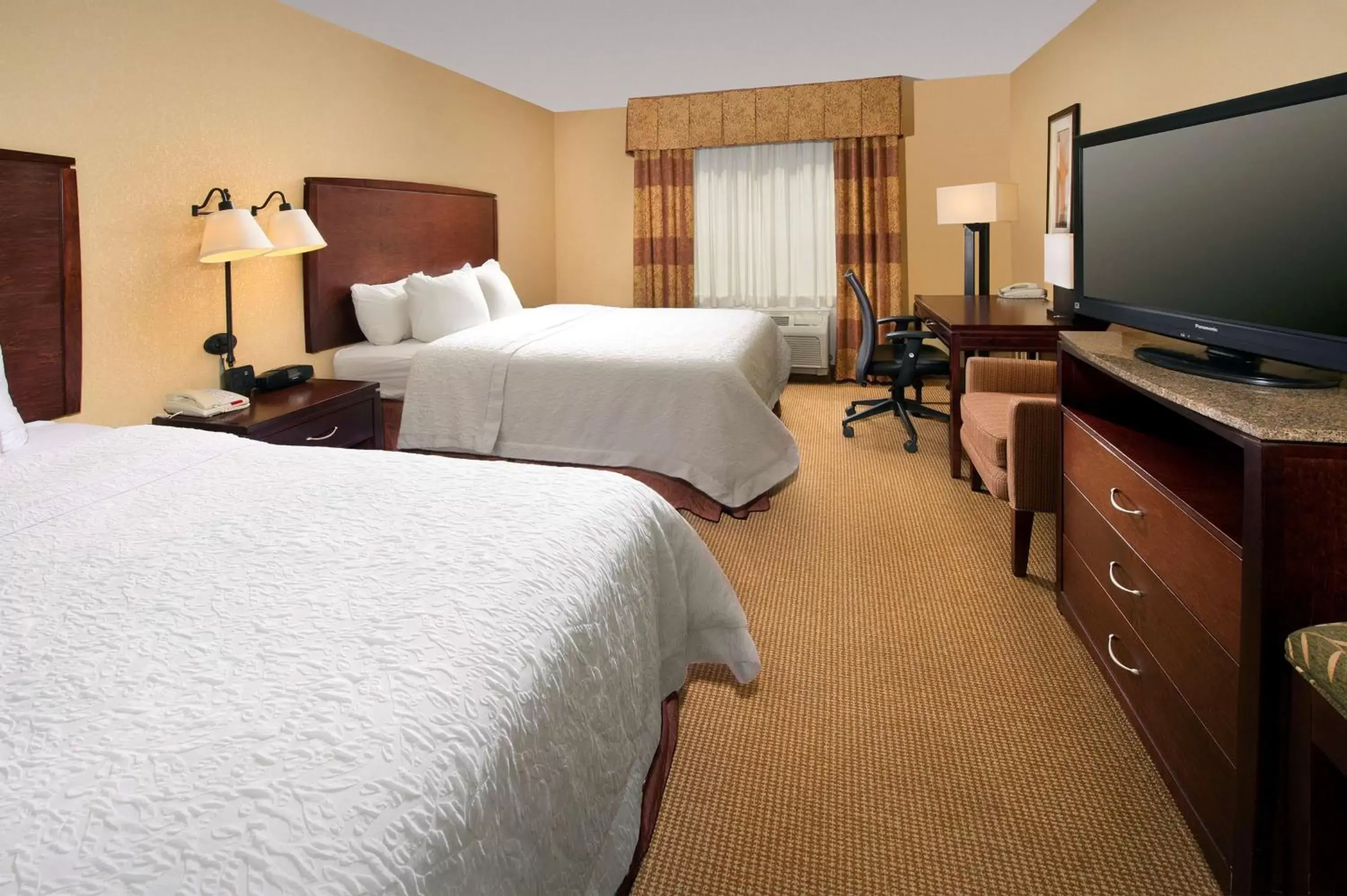 Bed in Hampton Inn and Suites San Antonio Airport