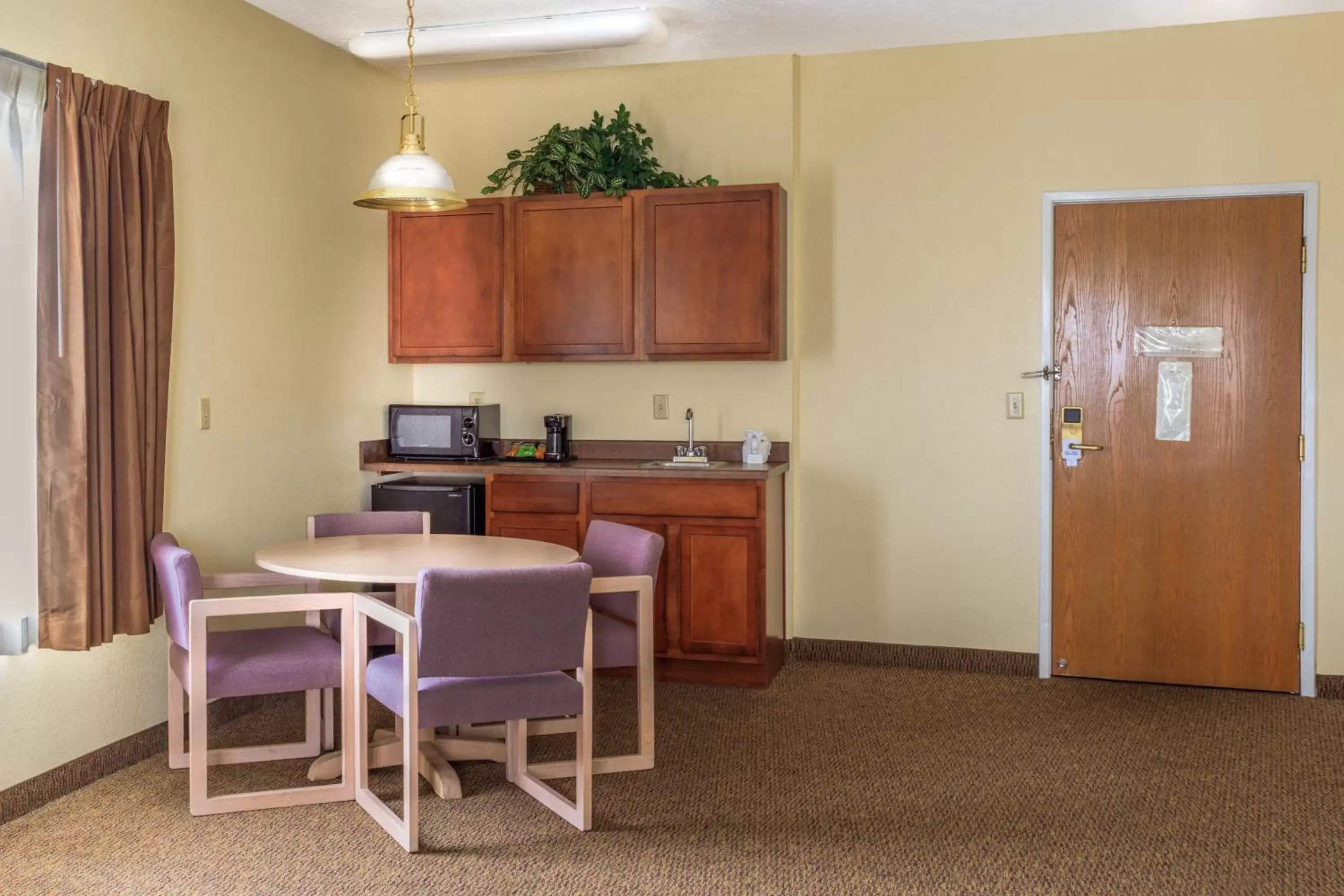 Dining area, Kitchen/Kitchenette in Branson Towers Hotel