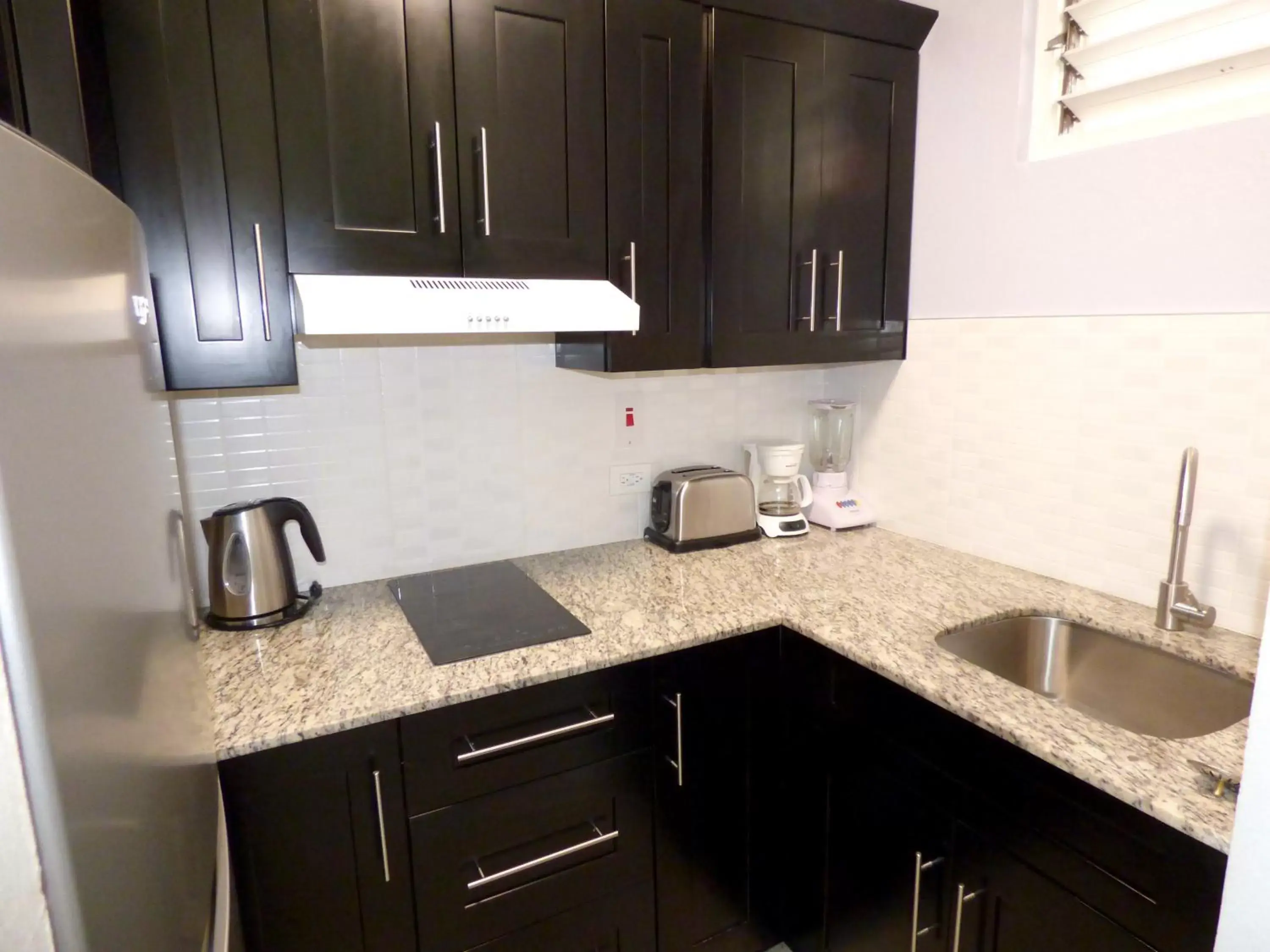 Coffee/tea facilities, Kitchen/Kitchenette in Beach One Bedroom Suite A17