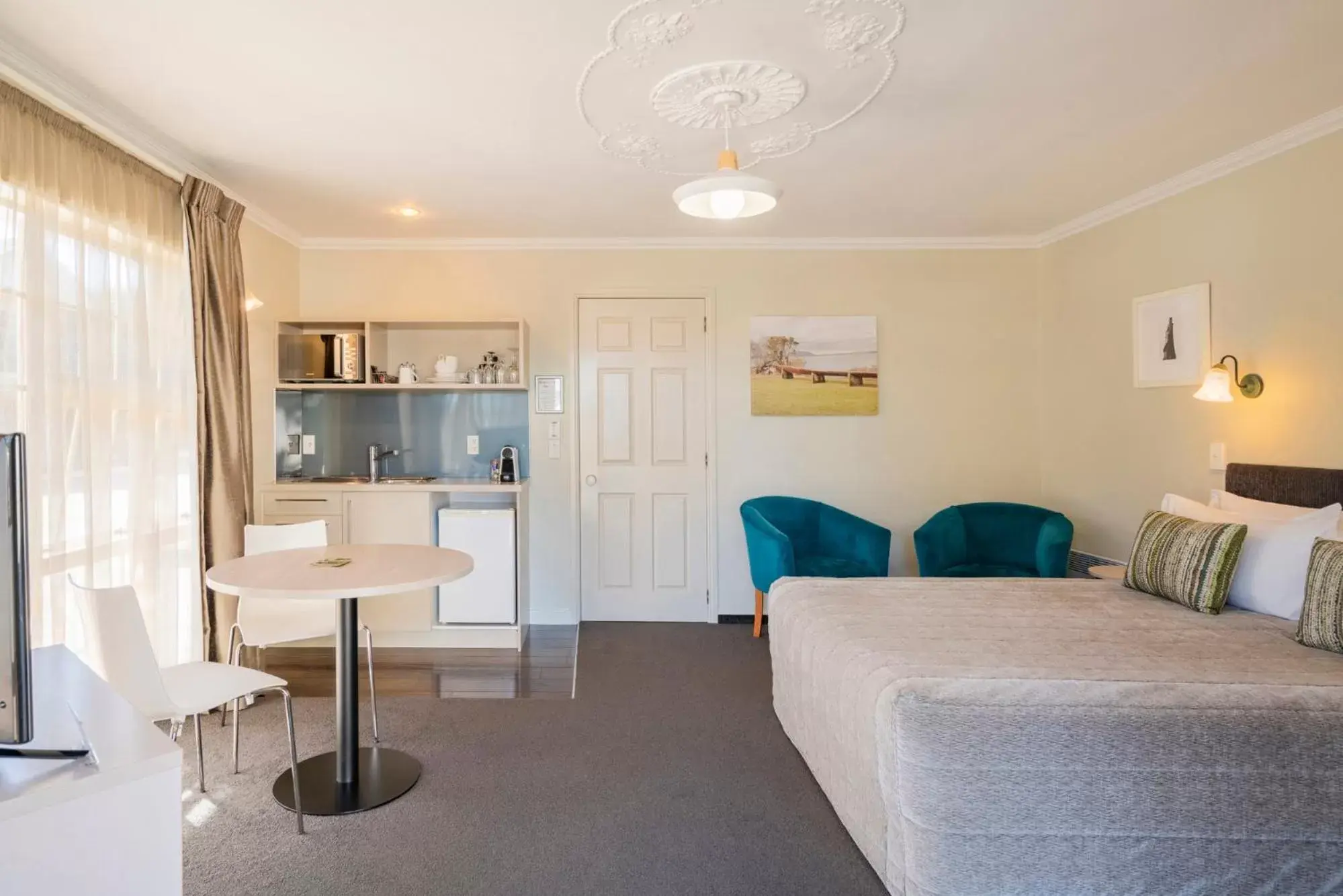 Photo of the whole room, Seating Area in Silver Fern Rotorua Suites & Spa