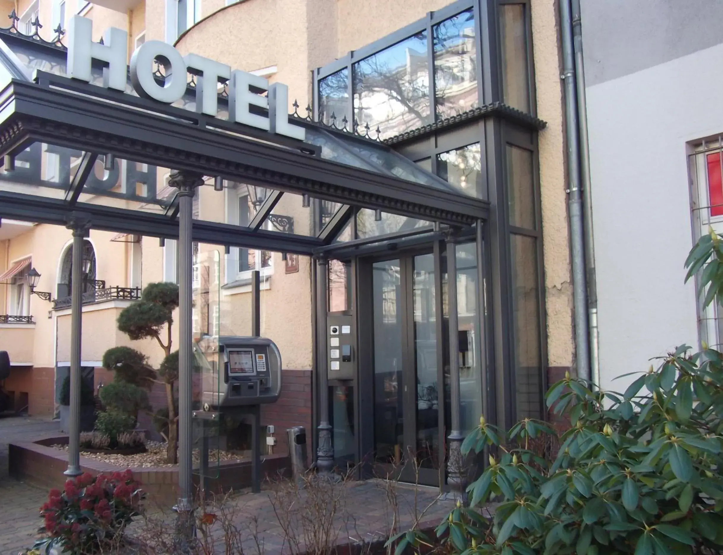 Facade/entrance in Hotel Alt - Tegel Facade/entrance in Hotel Alt - Tegel