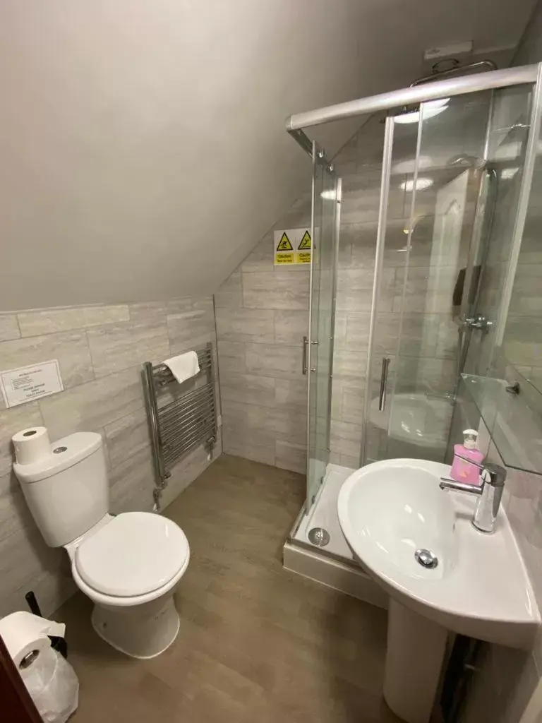 Bathroom in Little Foxes Hotel & Gatwick Airport Parking