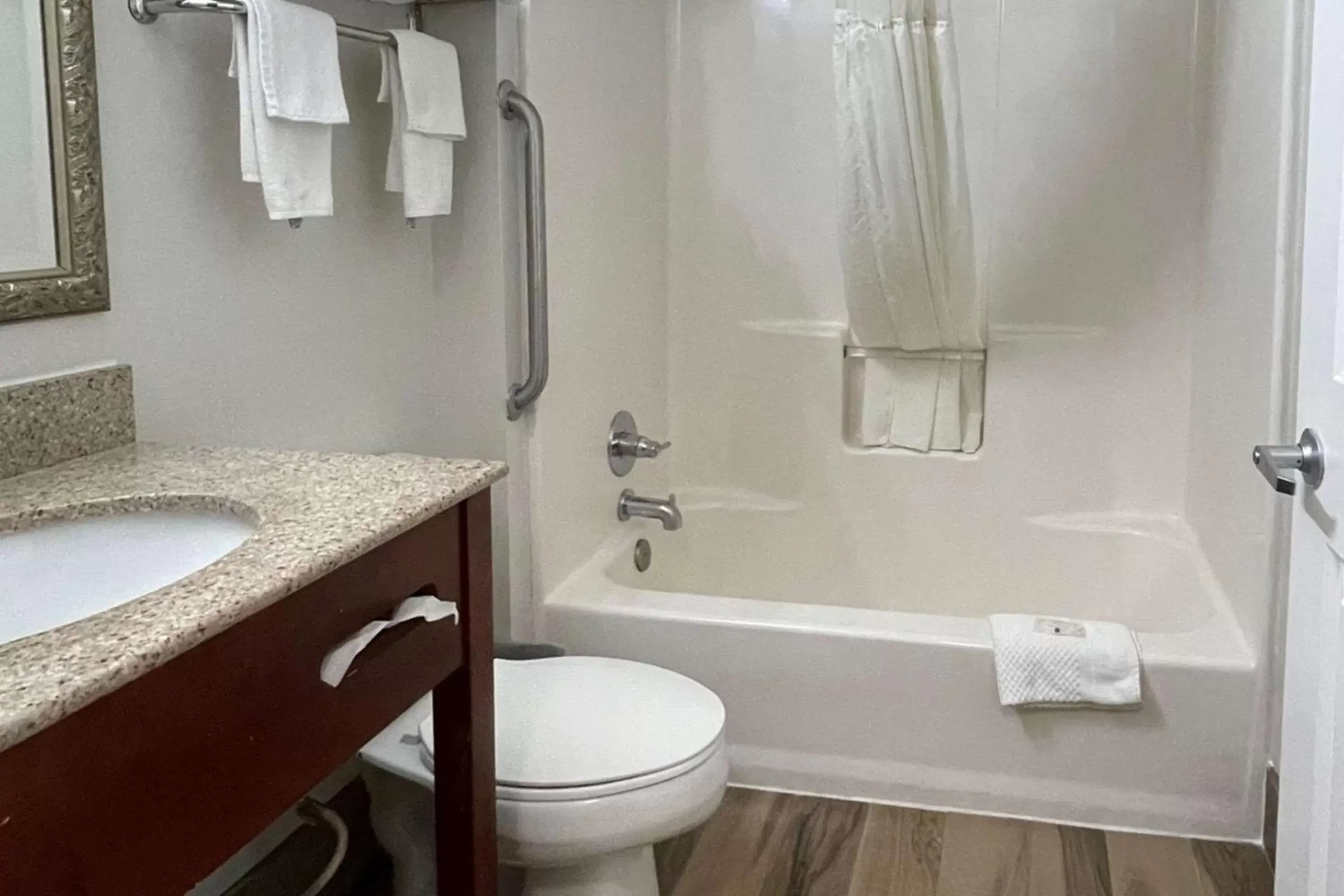 Bedroom, Bathroom in Quality Inn Merrimack - Nashua