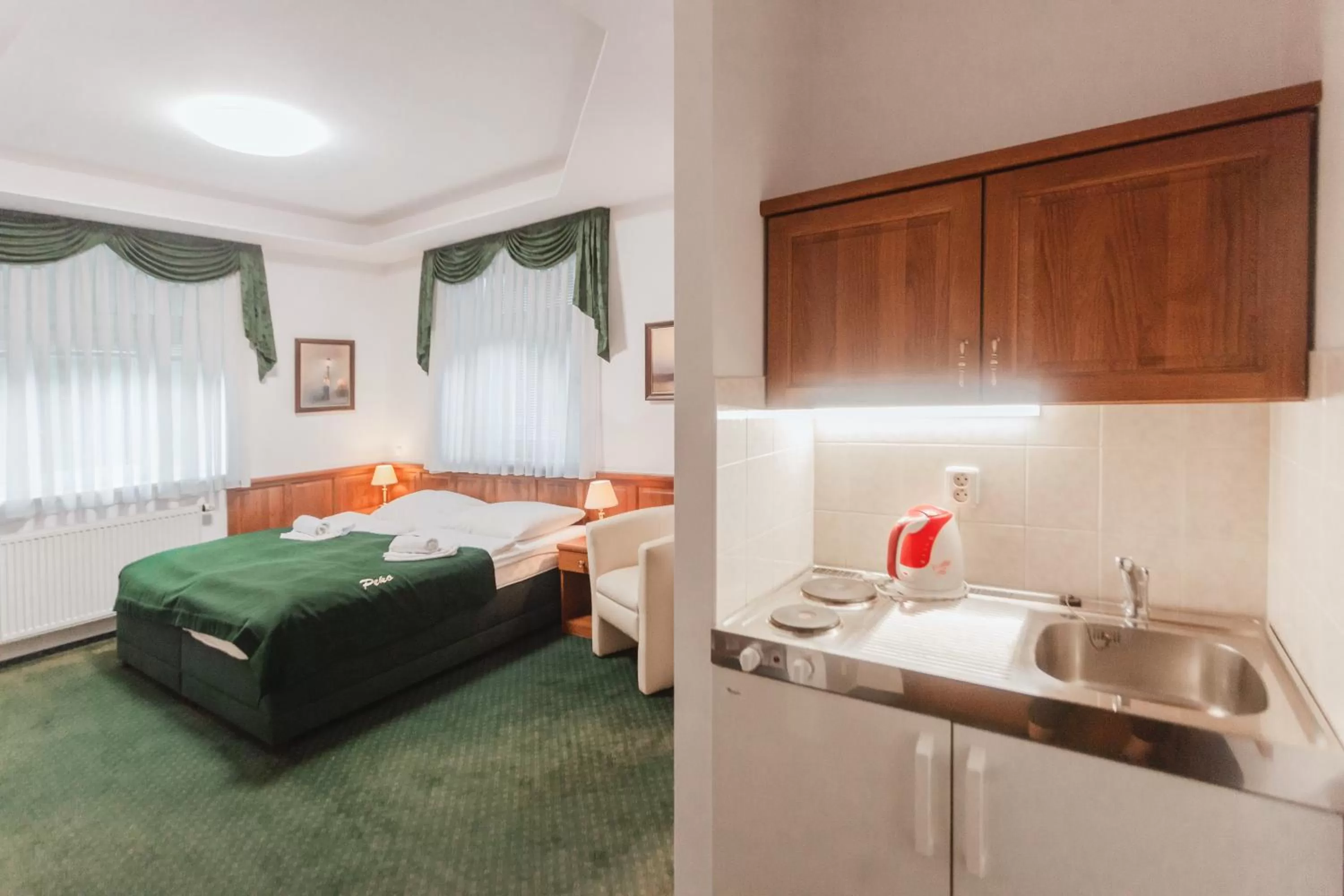 Coffee/tea facilities in Hotel Peko