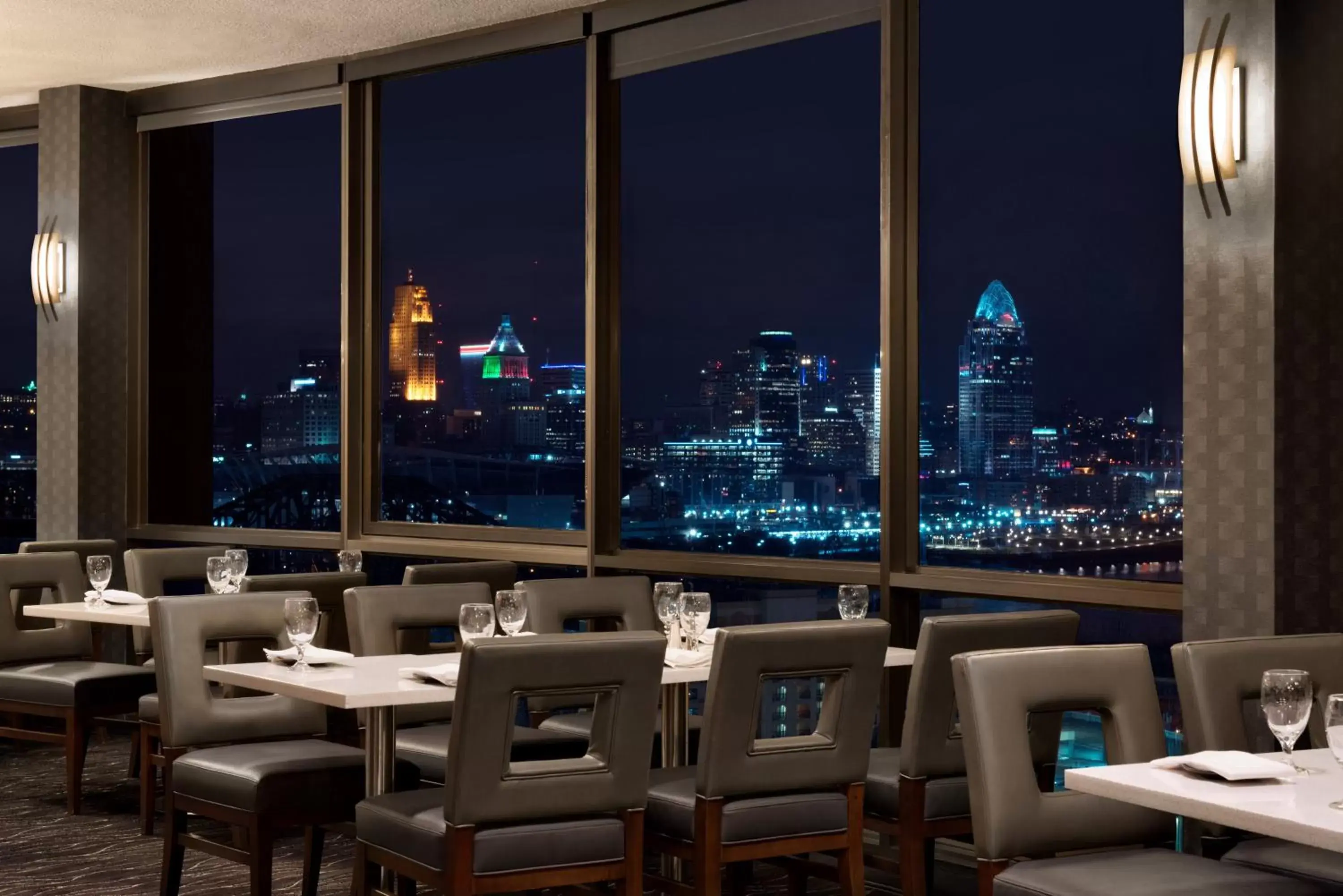 Dining area in Radisson Hotel Cincinnati Riverfront