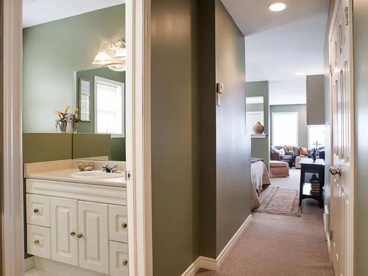 Shower in Inn on the Harbour and Telegraph House