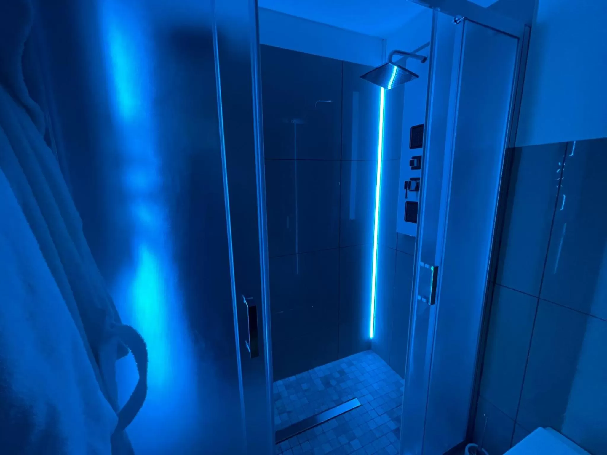 Shower in Suite Ciclopi Acitrezza