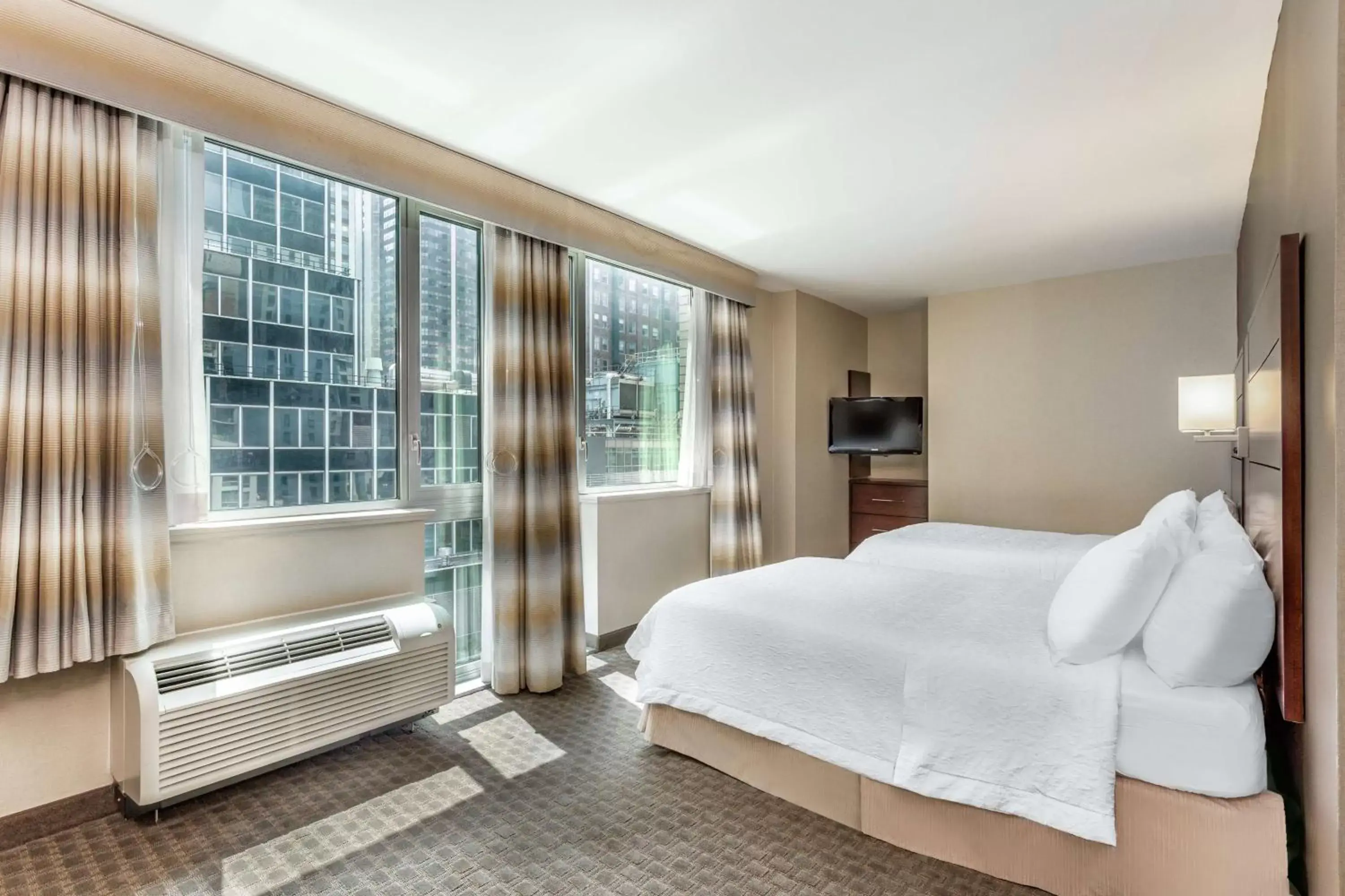 Bed in Hampton Inn Manhattan Grand Central Bed in Hampton Inn Manhattan Grand Central