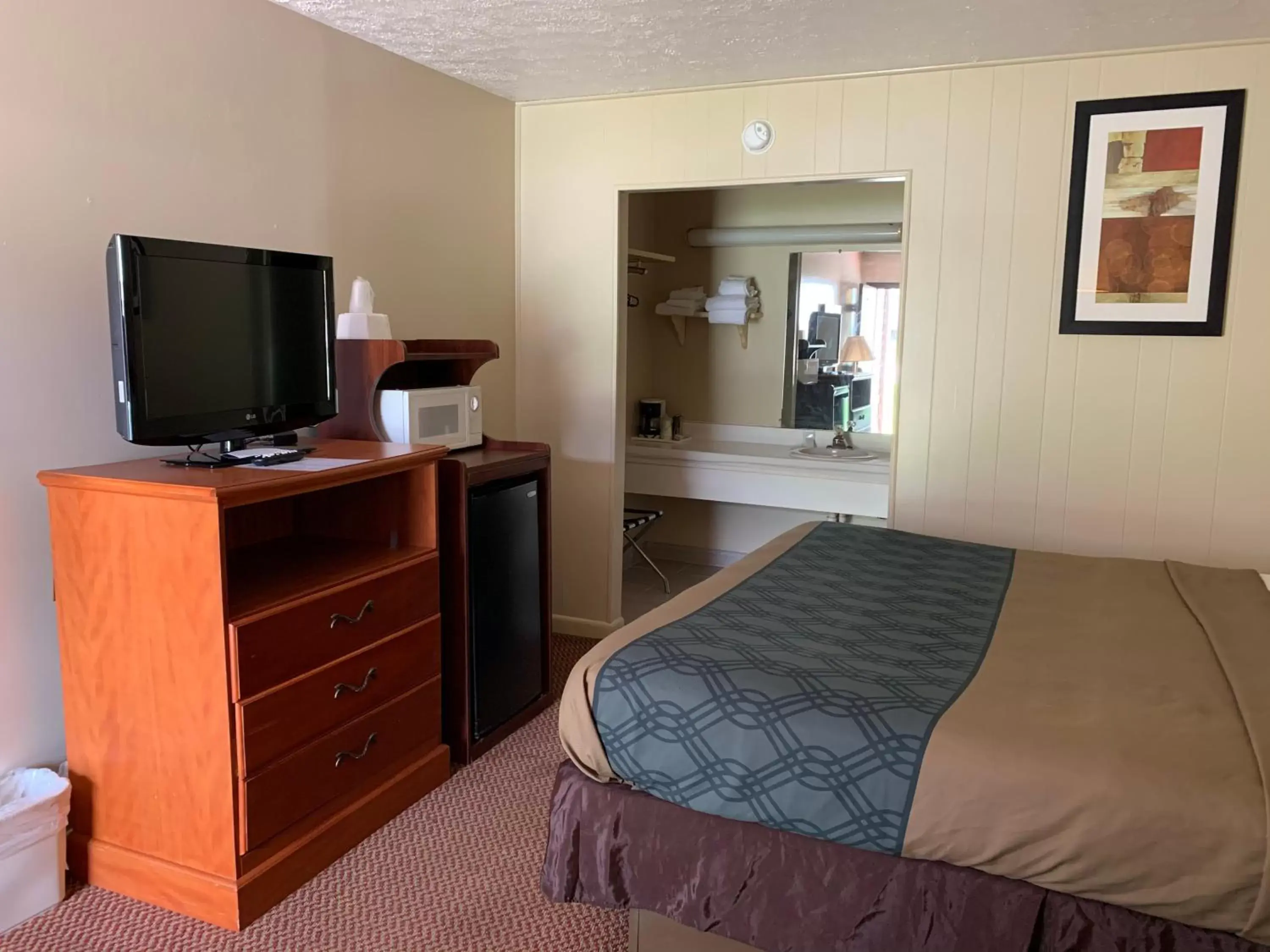 Bed, TV/Entertainment Center in Travelowes Motel - Maggie Valley