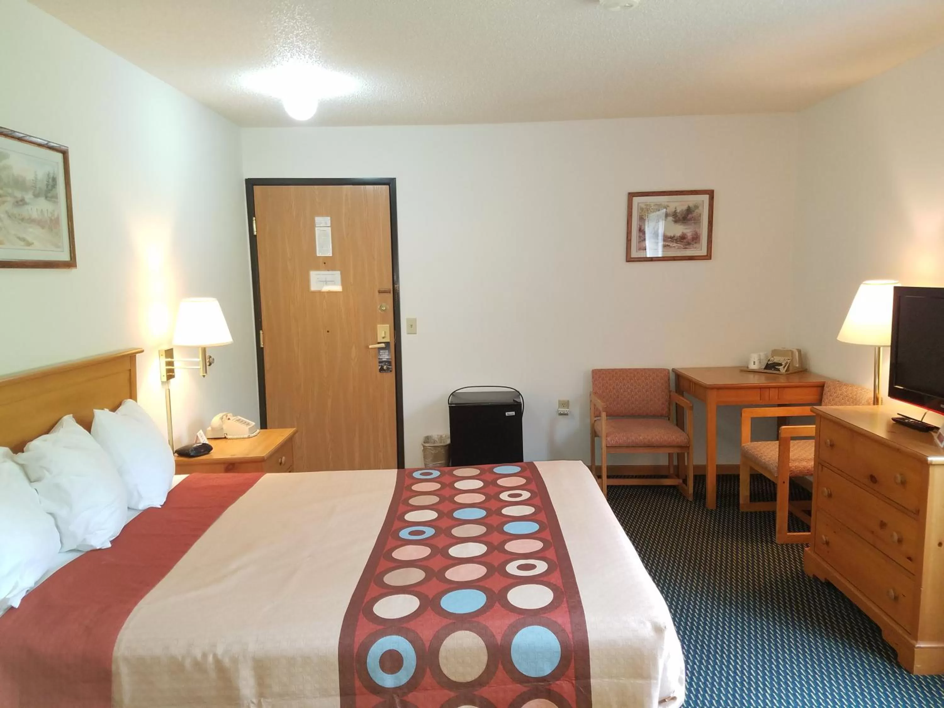 Photo of the whole room, Bed in Super 8 by Wyndham Phillips