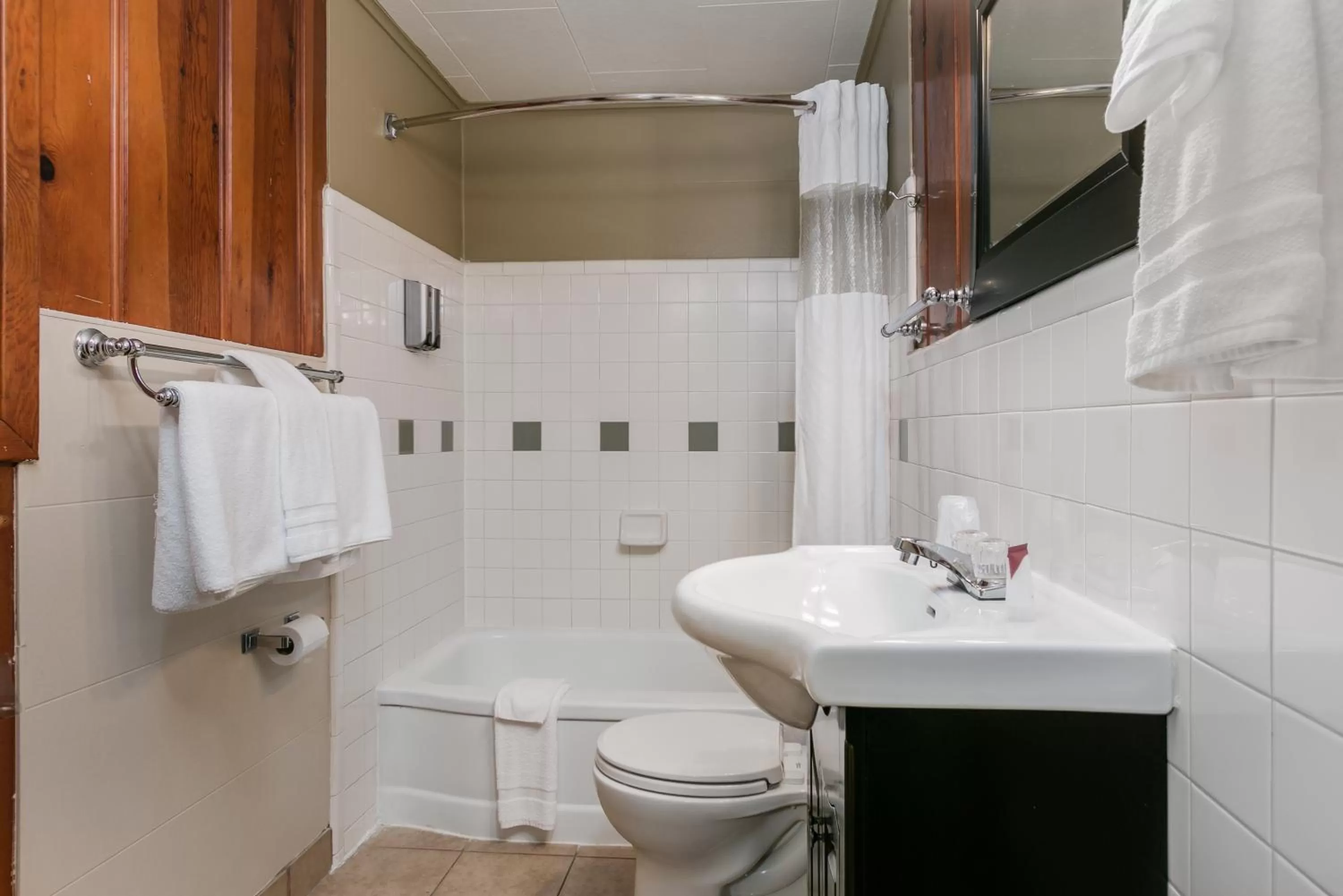 Bathroom in Courtesy Inn Downtown Eugene