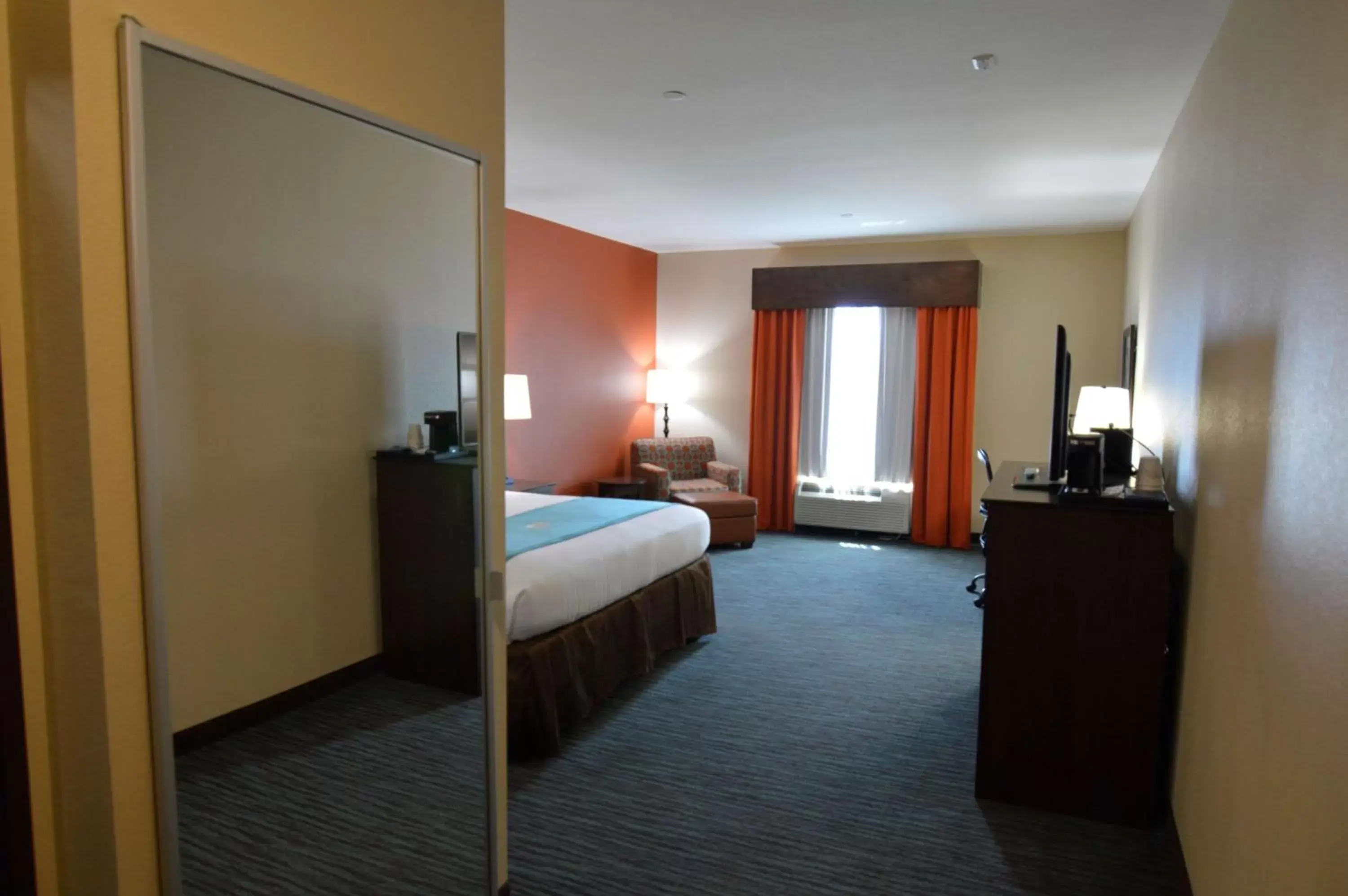 Photo of the whole room, Bed in Best Western Plus Longhorn Inn & Suites