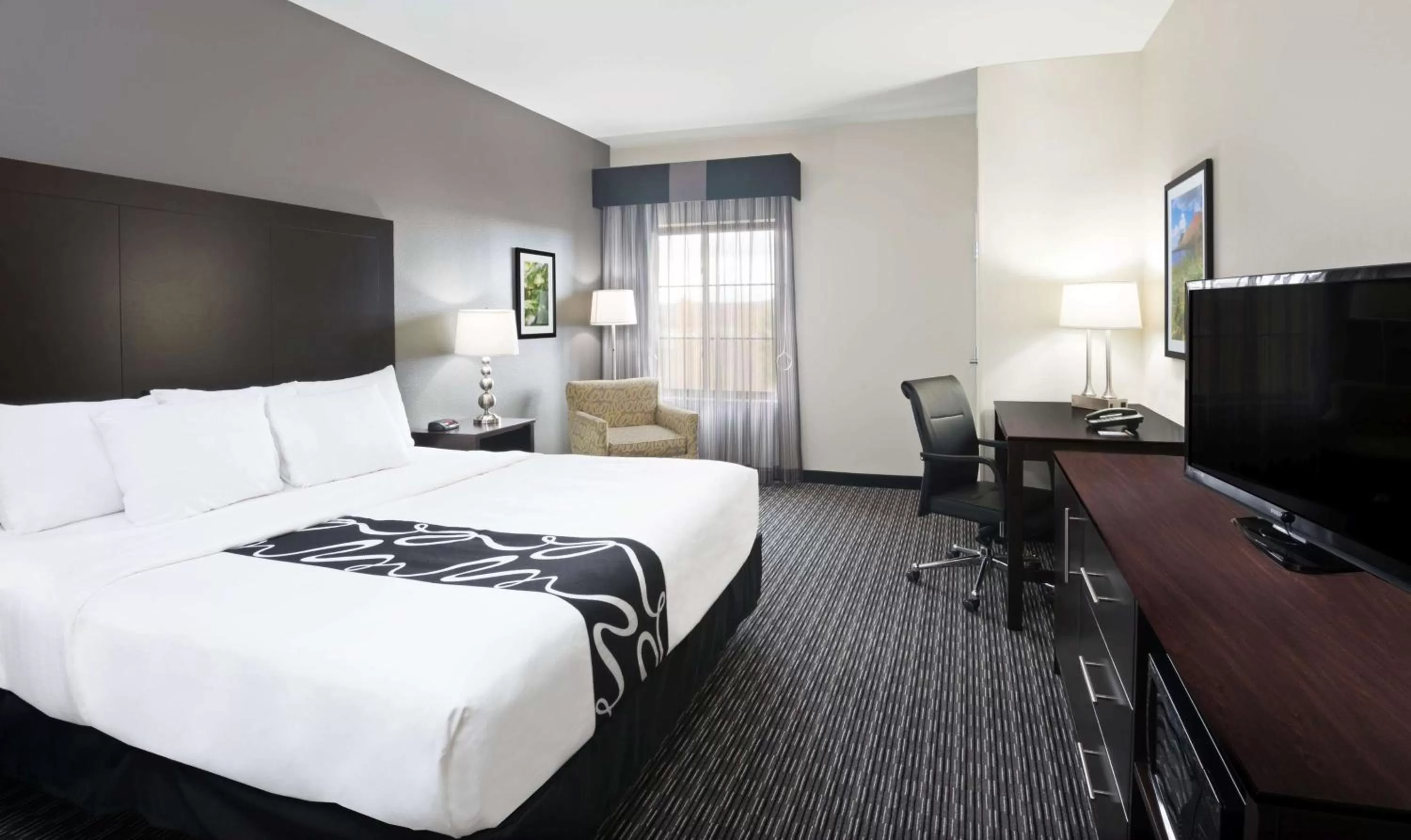 Photo of the whole room, Bed in La Quinta by Wyndham Billings