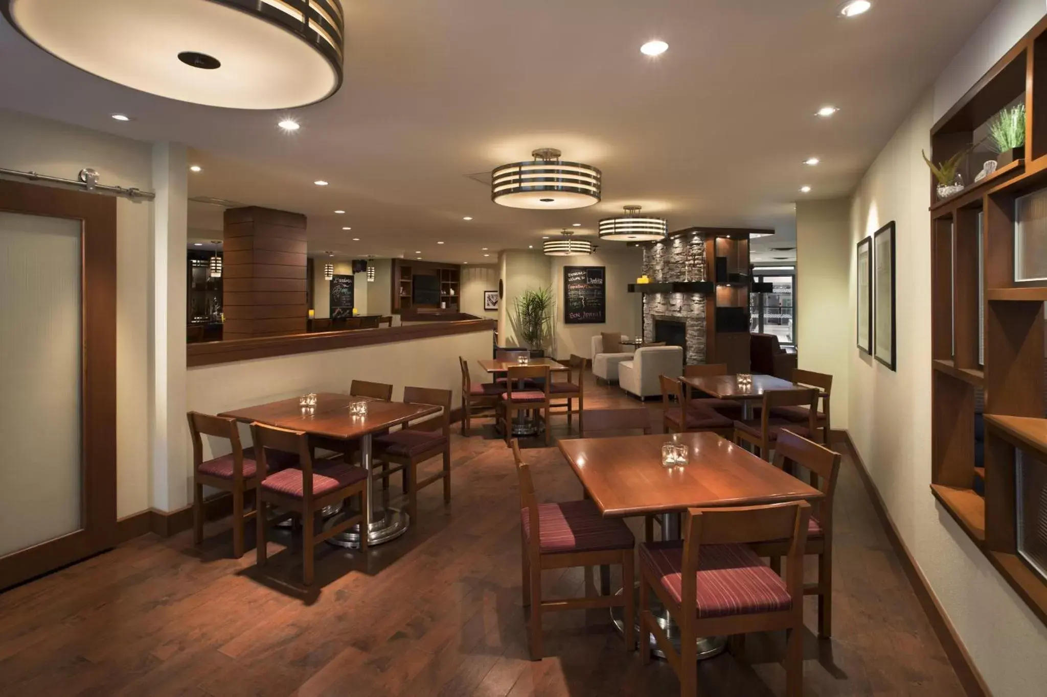 Restaurant/Places to Eat in Four Points by Sheraton Hotel & Conference Centre Gatineau-Ottawa