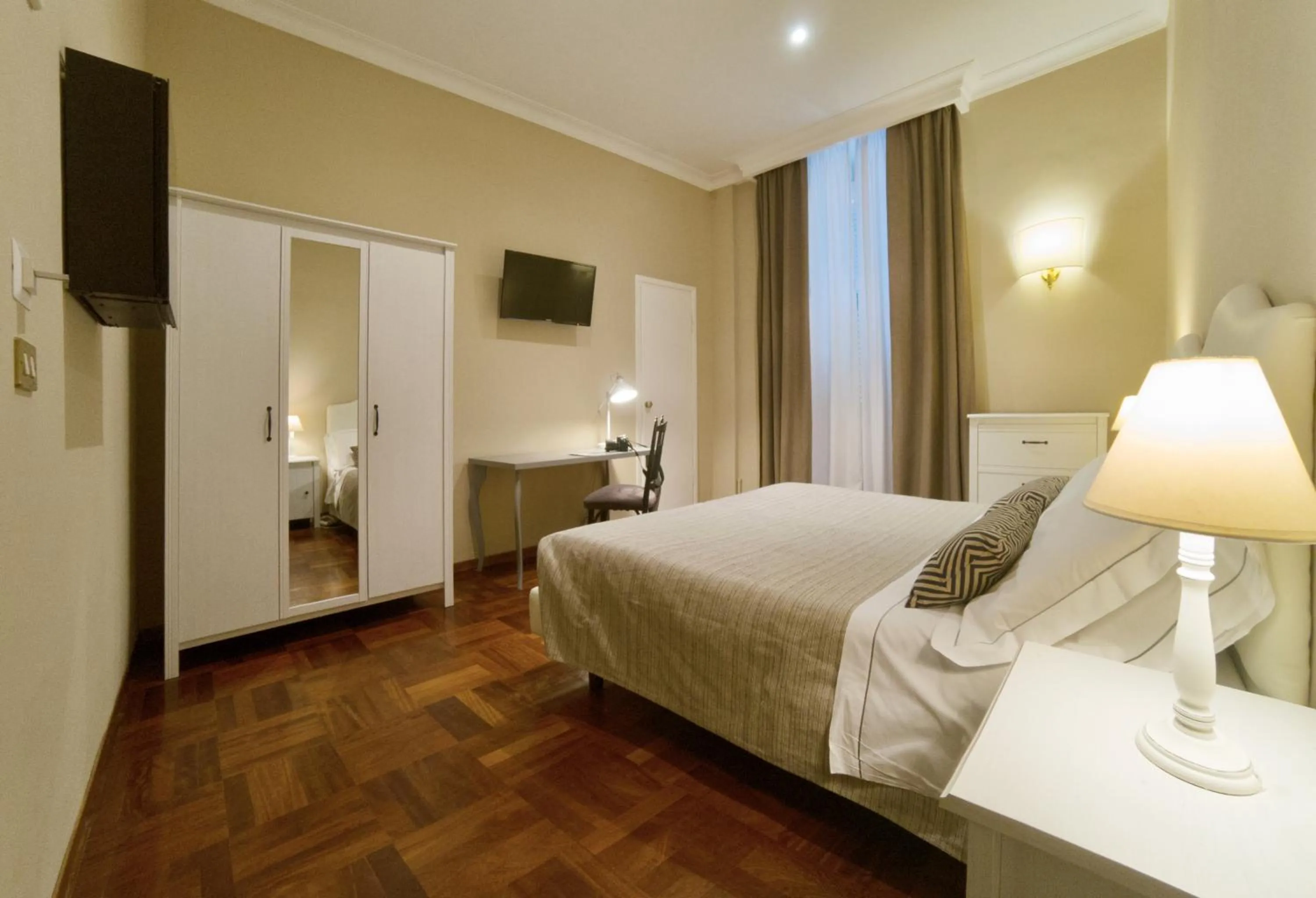 Bedroom, Bed in Hotel Touring Wellness & Beauty