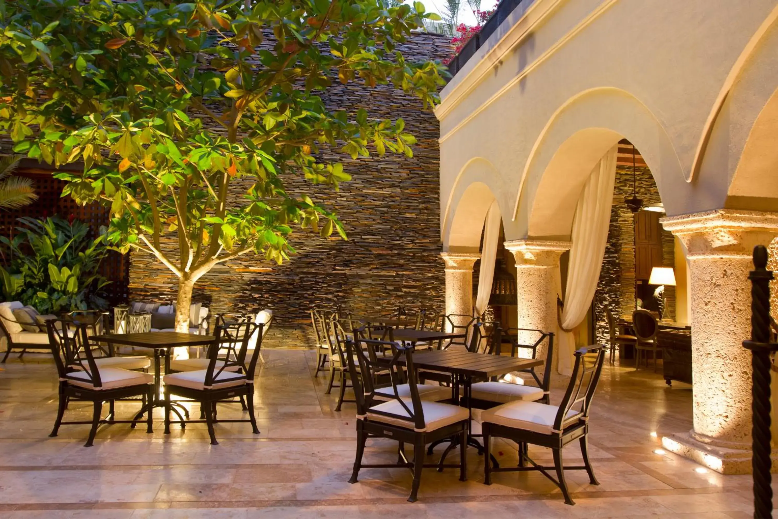 Patio, Restaurant/Places to Eat in Bastión Luxury Hotel