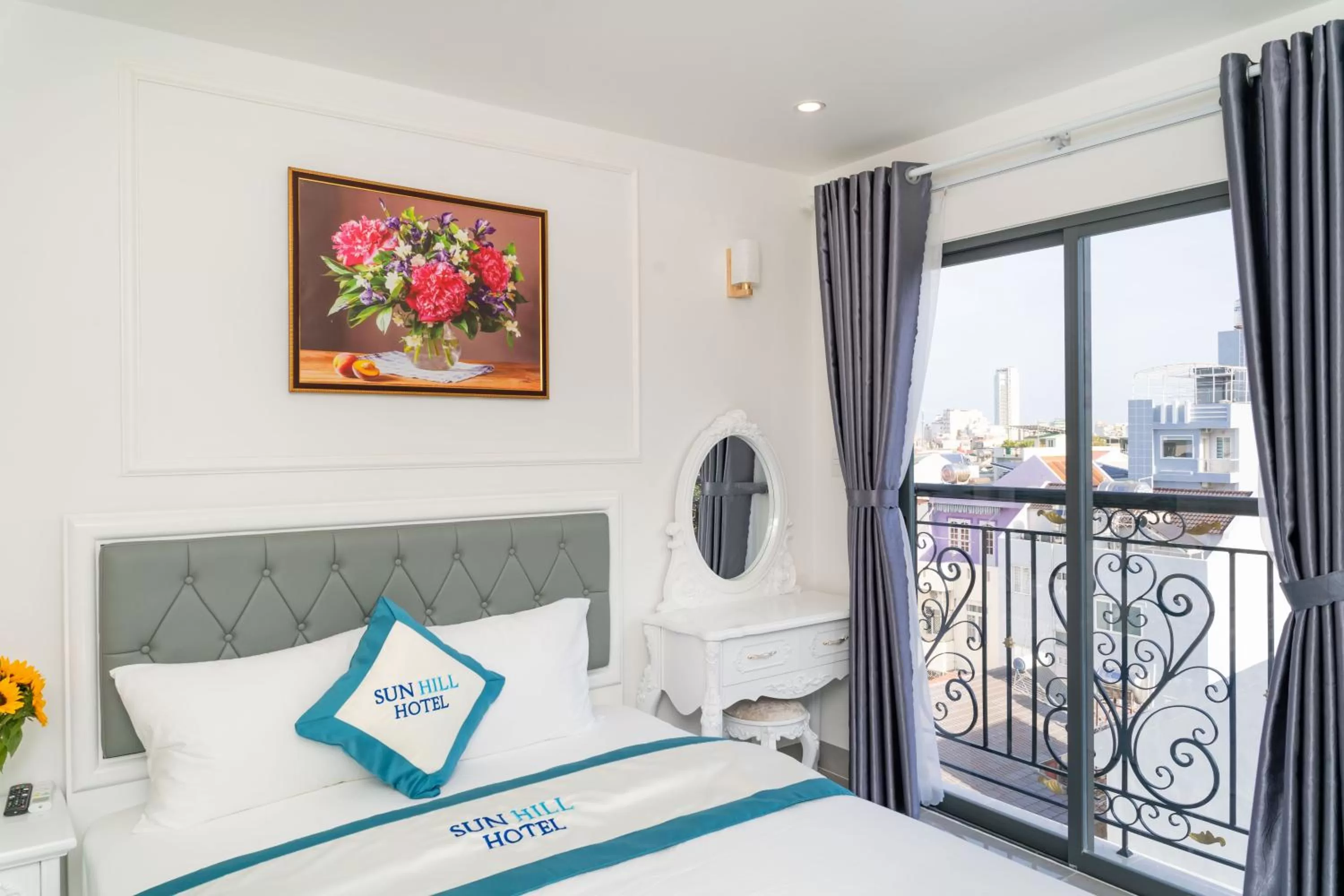 Balcony/Terrace, Bed in Sun Hill Hotel