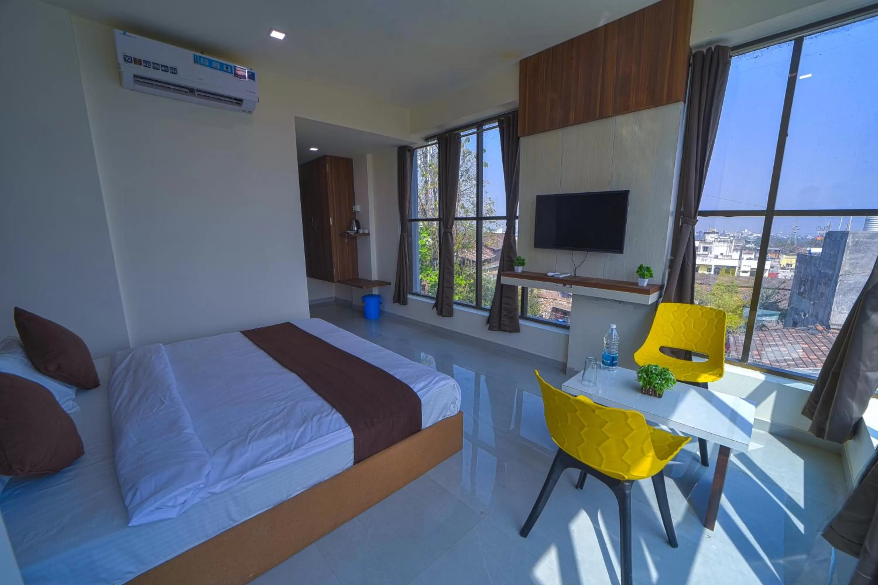 Bed in Hotel Jurkis, Kolhapur