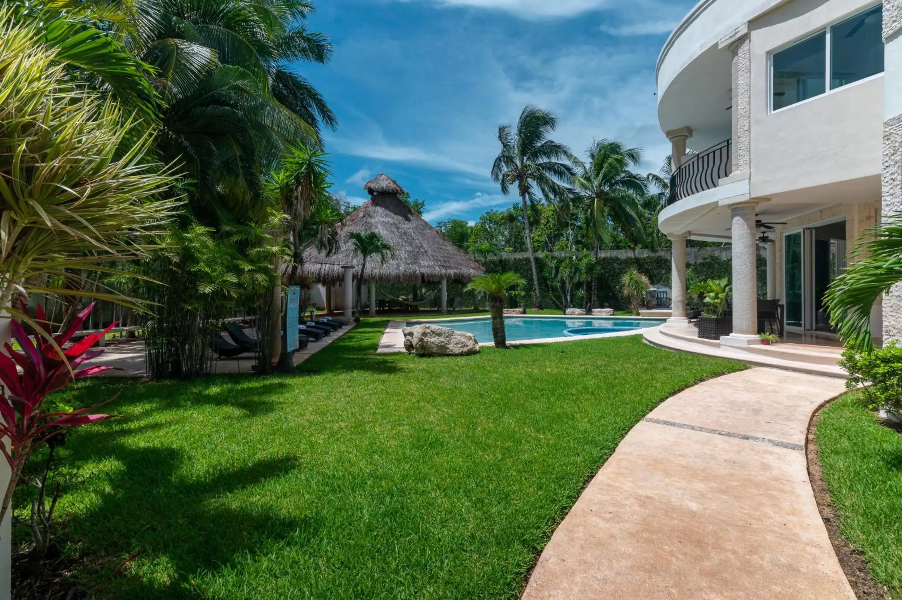 Garden, Swimming Pool in Villa Palmeras