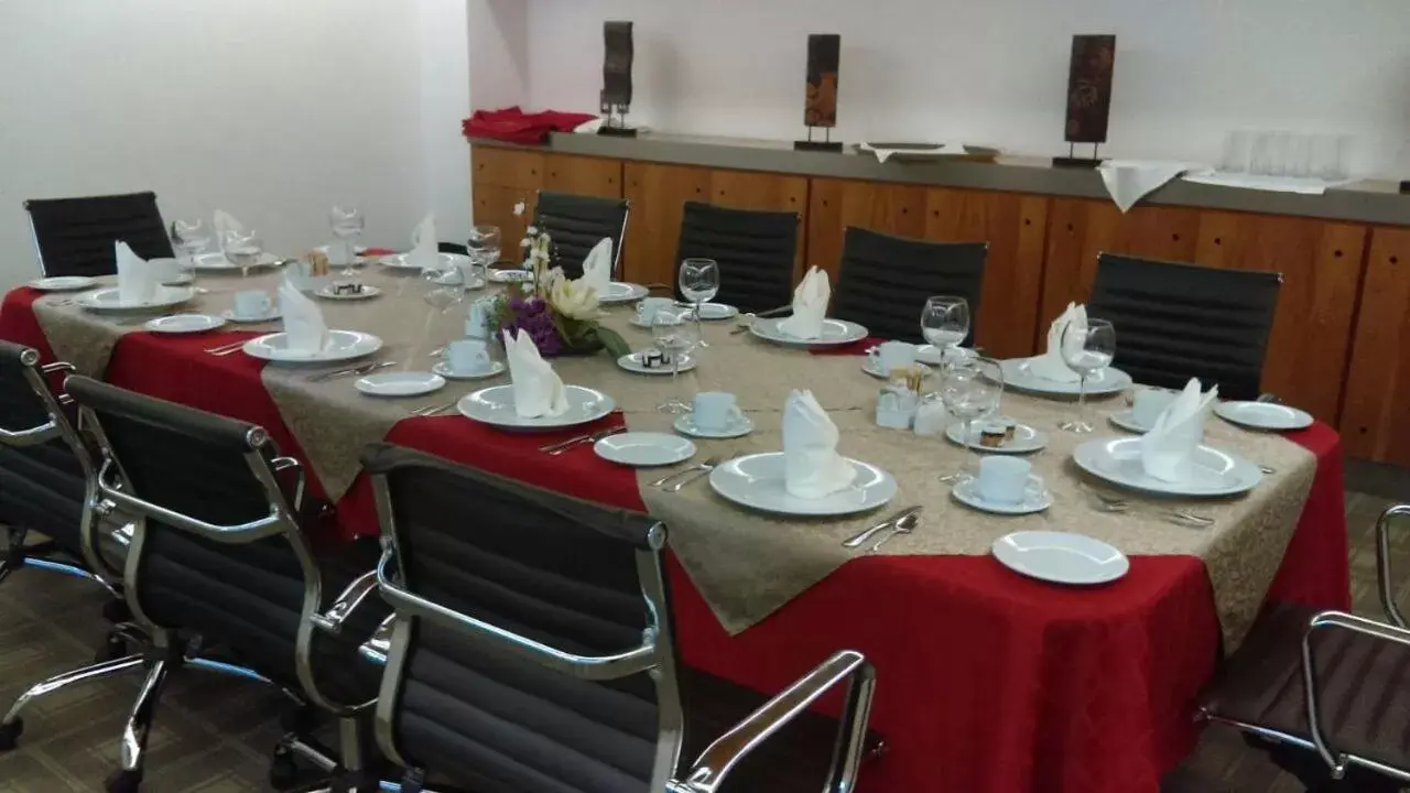 Meeting/conference room, Restaurant/Places to Eat in Suites Inn la Muralla Hotel & Spa