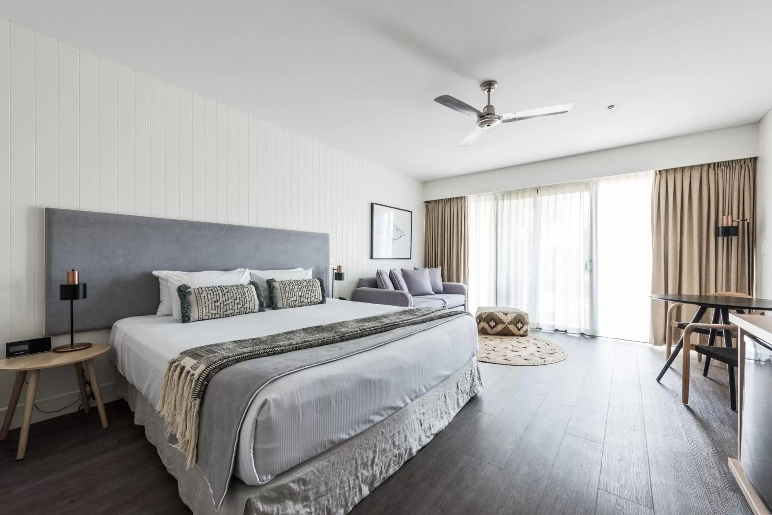 Photo of the whole room, Bed in Waves Byron Bay