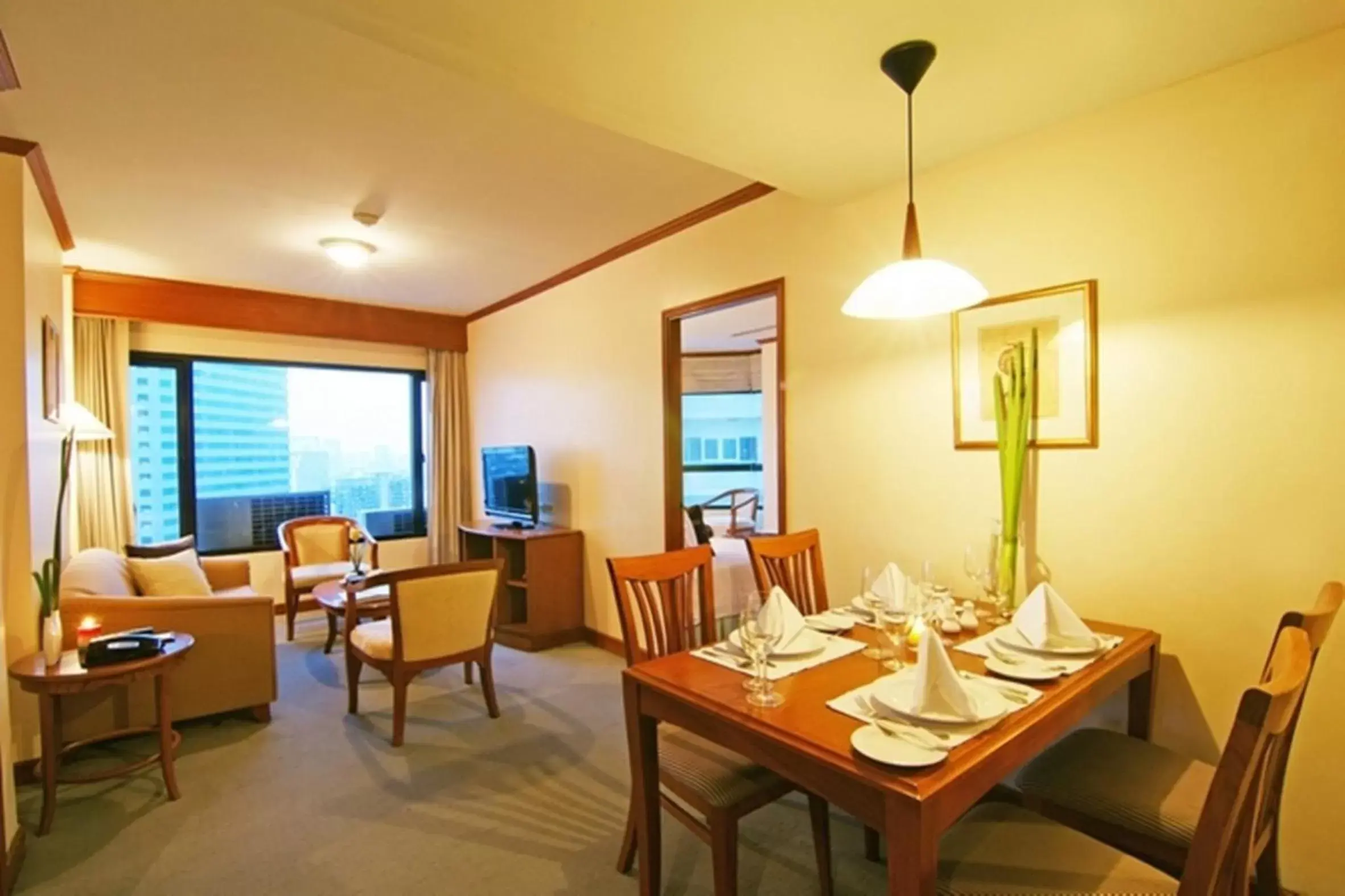 Living room, Restaurant/Places to Eat in Grand Diamond Suites Hotel