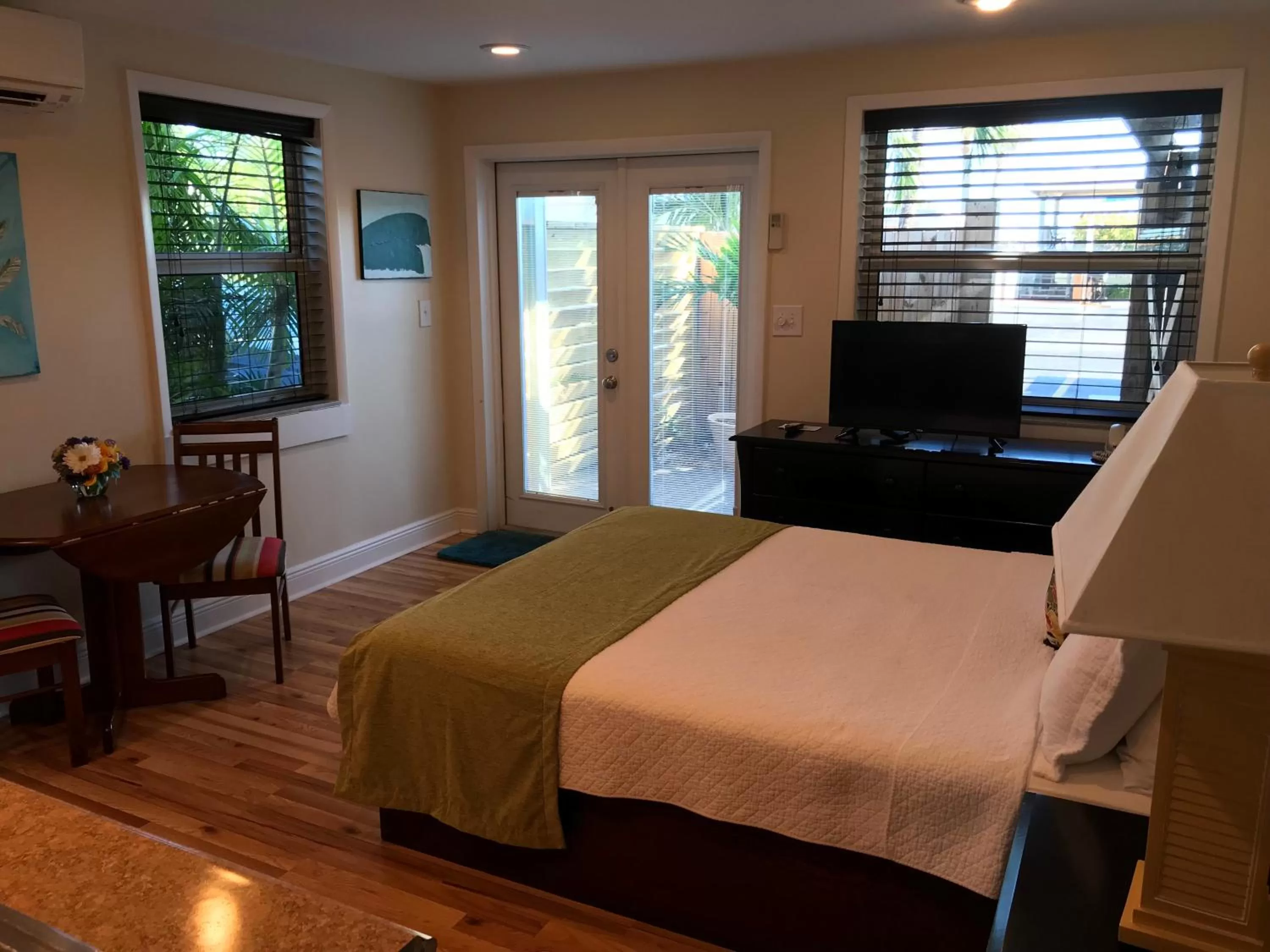 Bed in Harborside Motel & Marina