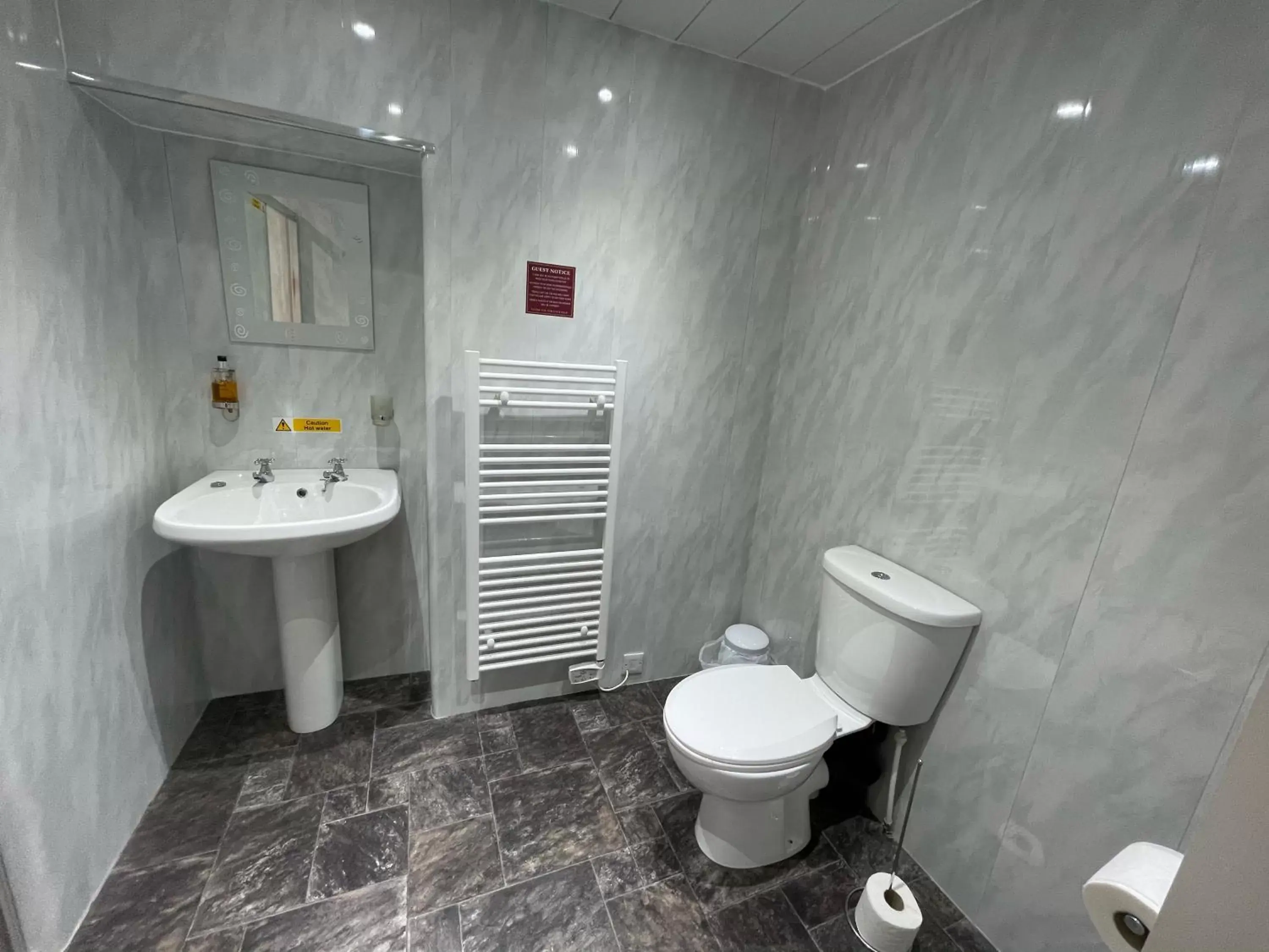 Bathroom in Claxton Hotel