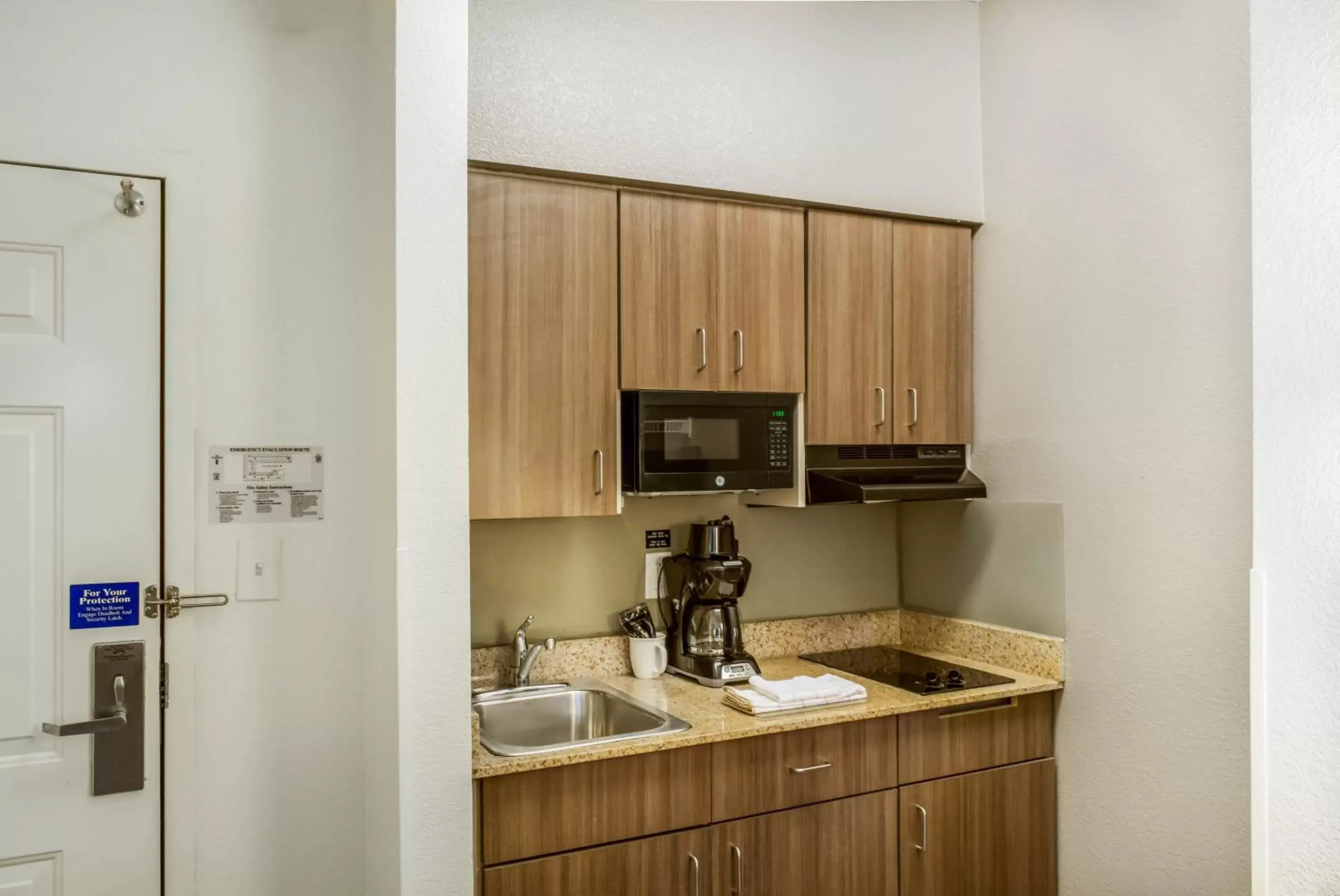 Property building, Kitchen/Kitchenette in Motel 6 Fishers, In - Indianapolis