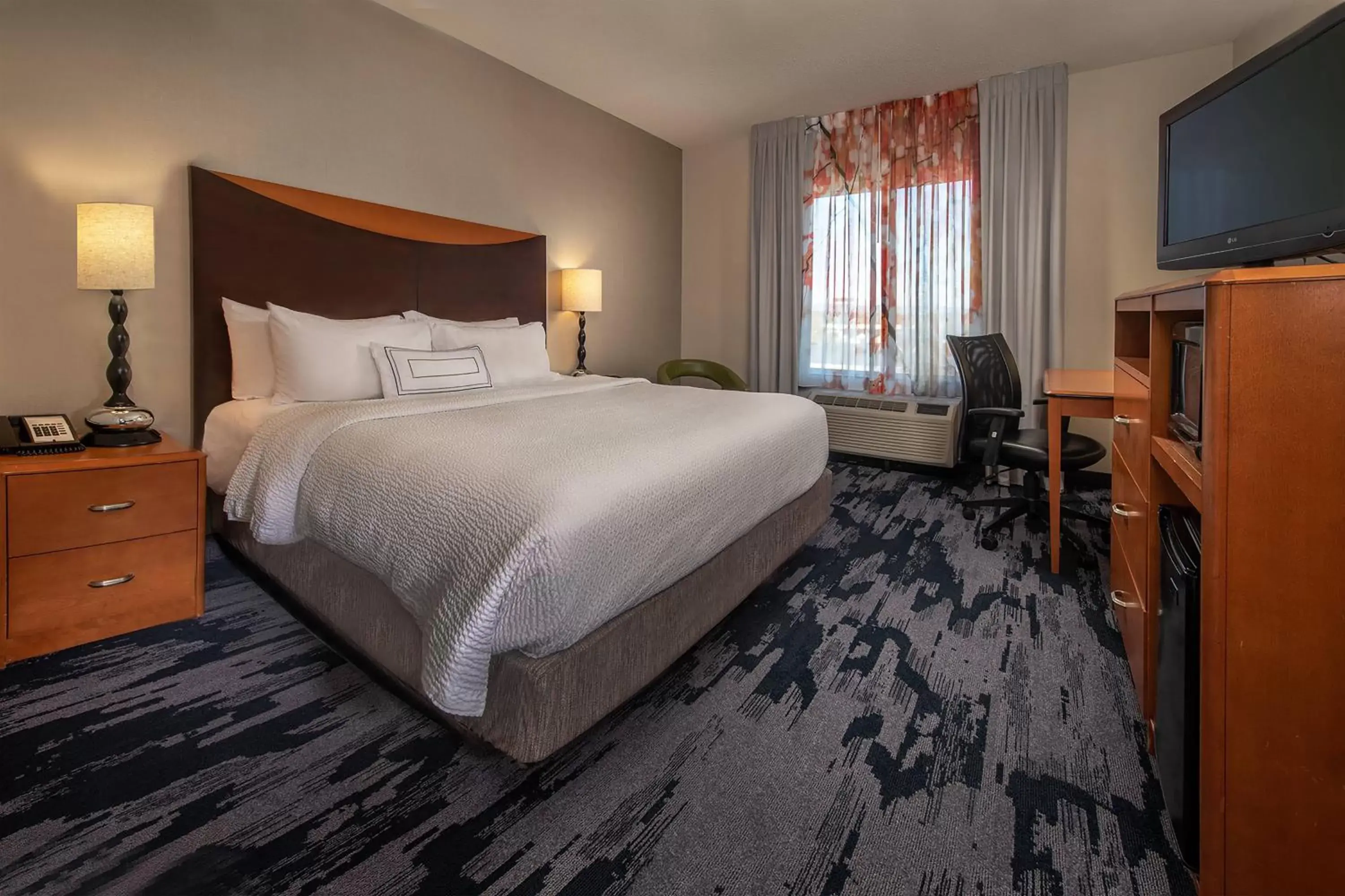 Photo of the whole room, Bed in Fairfield Inn and Suites by Marriott Harrisonburg