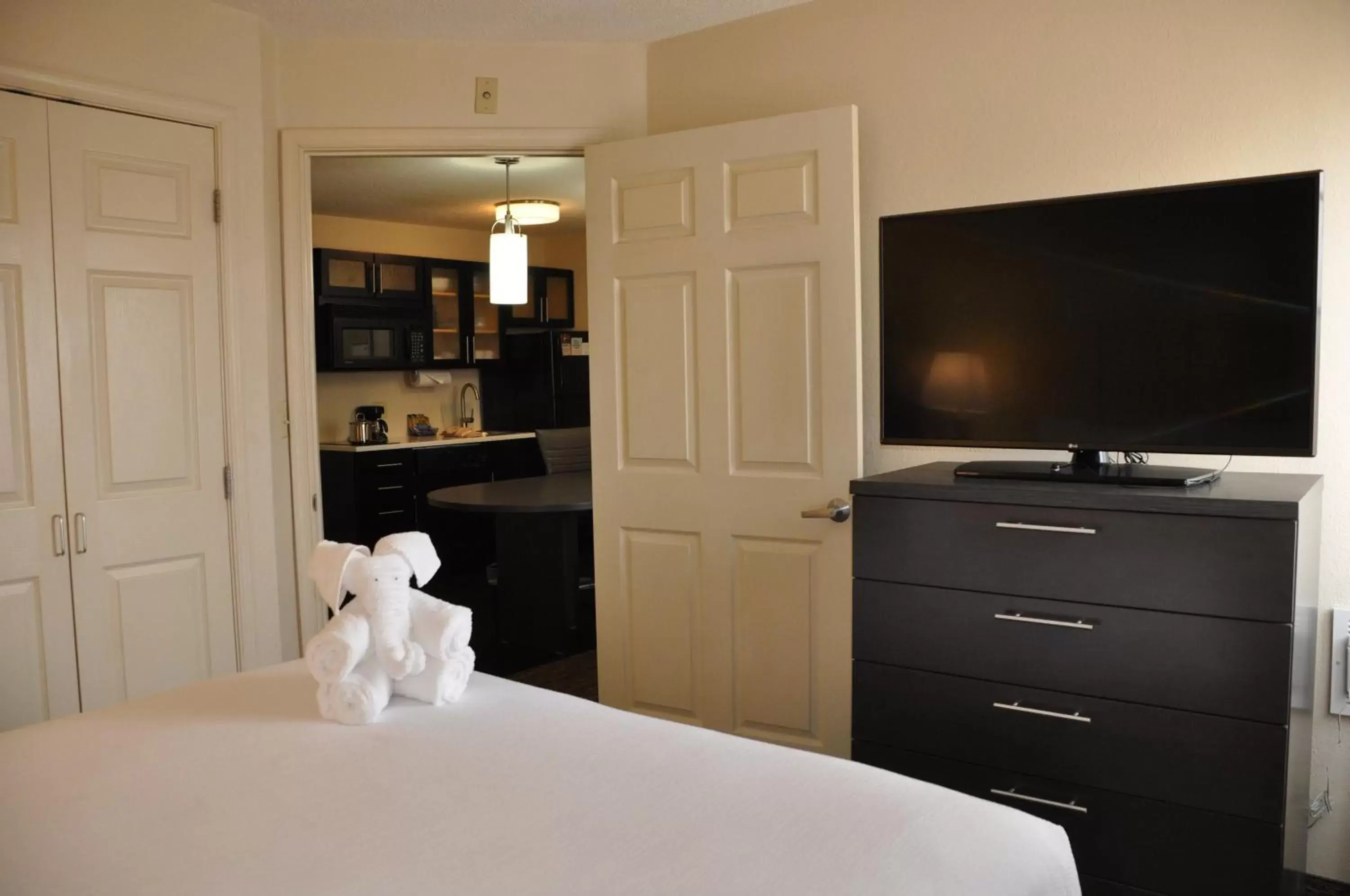 Photo of the whole room, TV/Entertainment Center in Candlewood Suites Washington-Dulles Herndon, an IHG Hotel