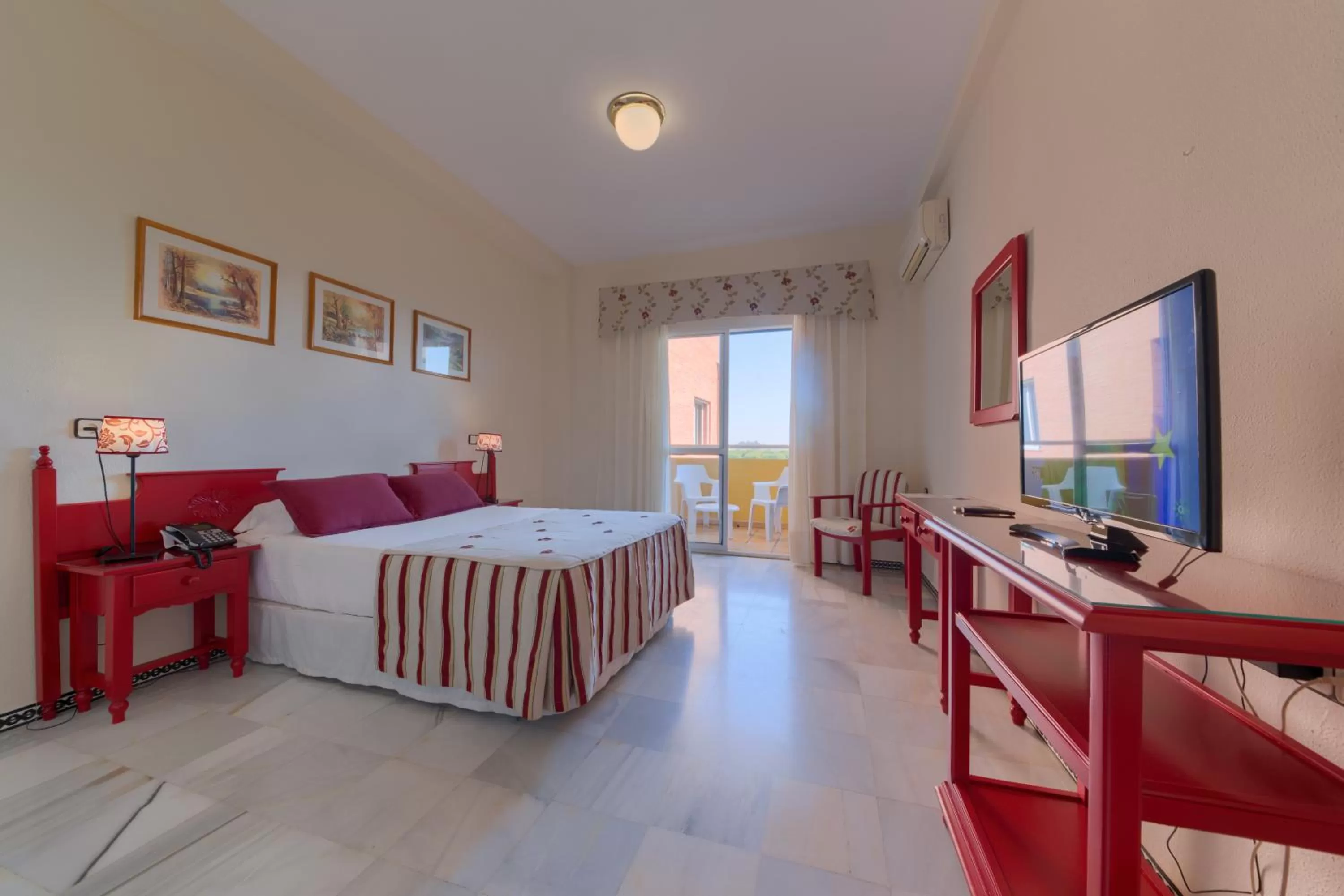 Photo of the whole room, Bed in Hotel Torre De Los Guzmanes