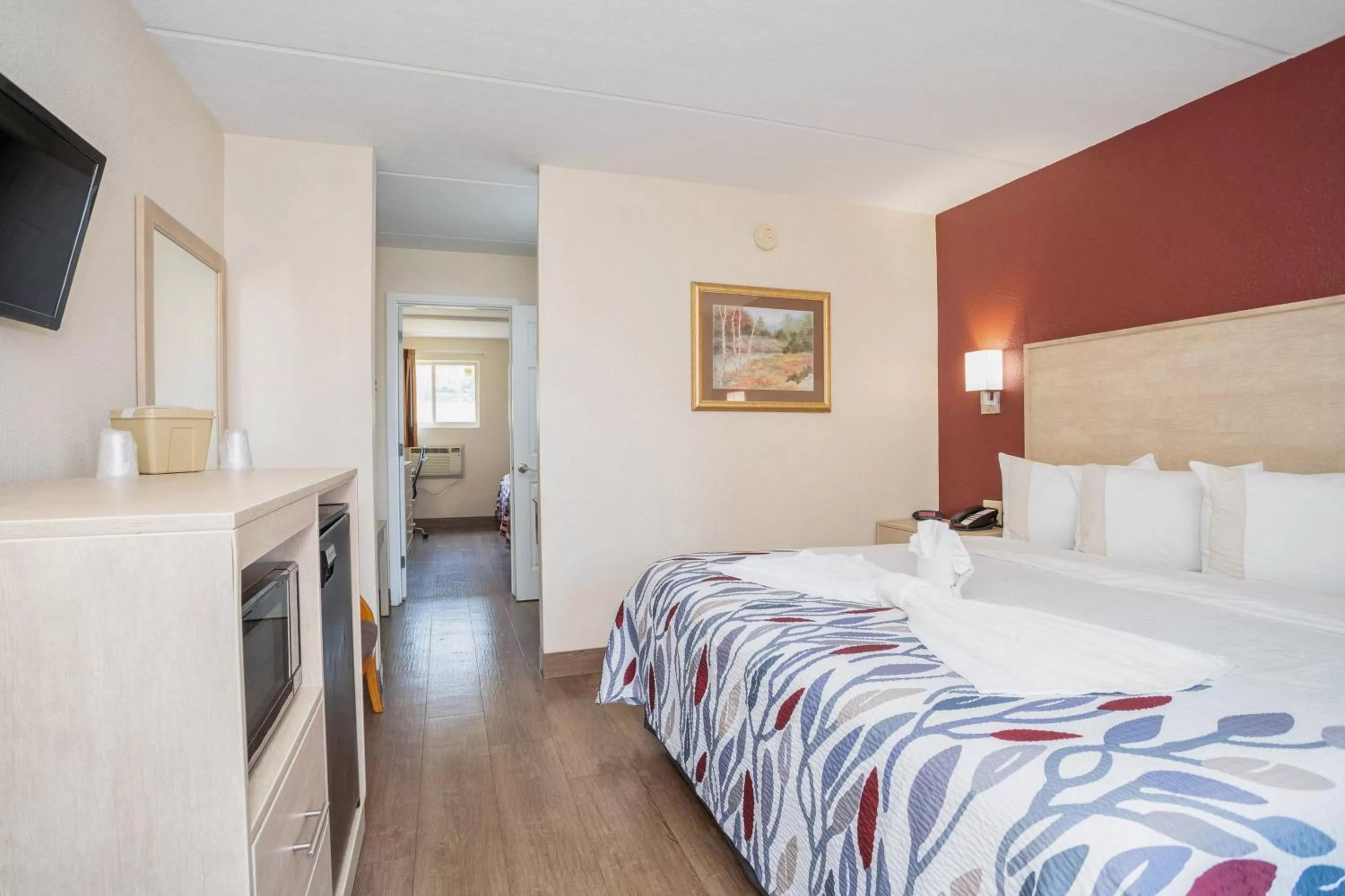 Photo of the whole room, Bed in Red Roof Inn & Suites Pigeon Forge Parkway