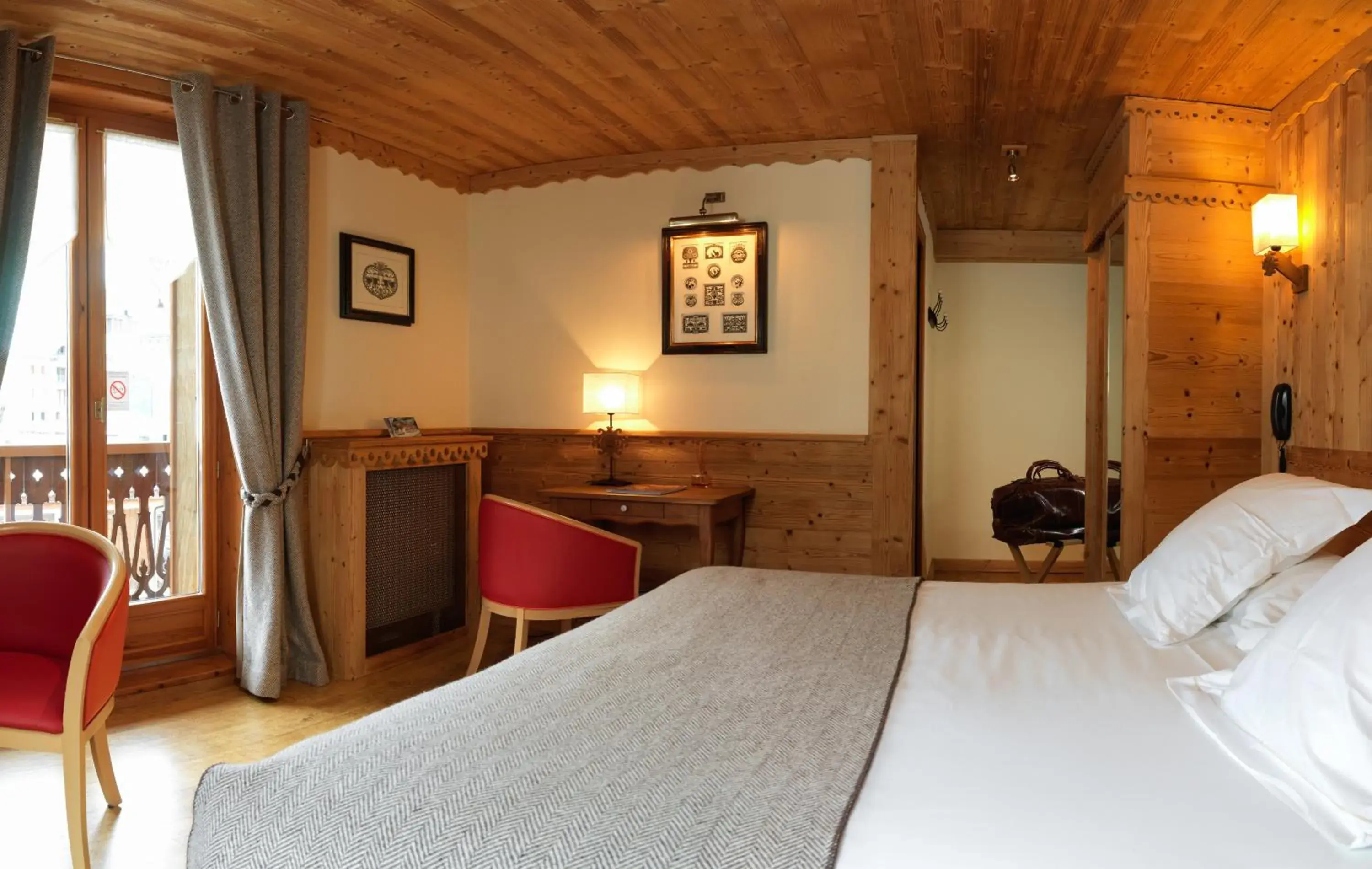 Photo of the whole room, Bed in Auberge du Manoir