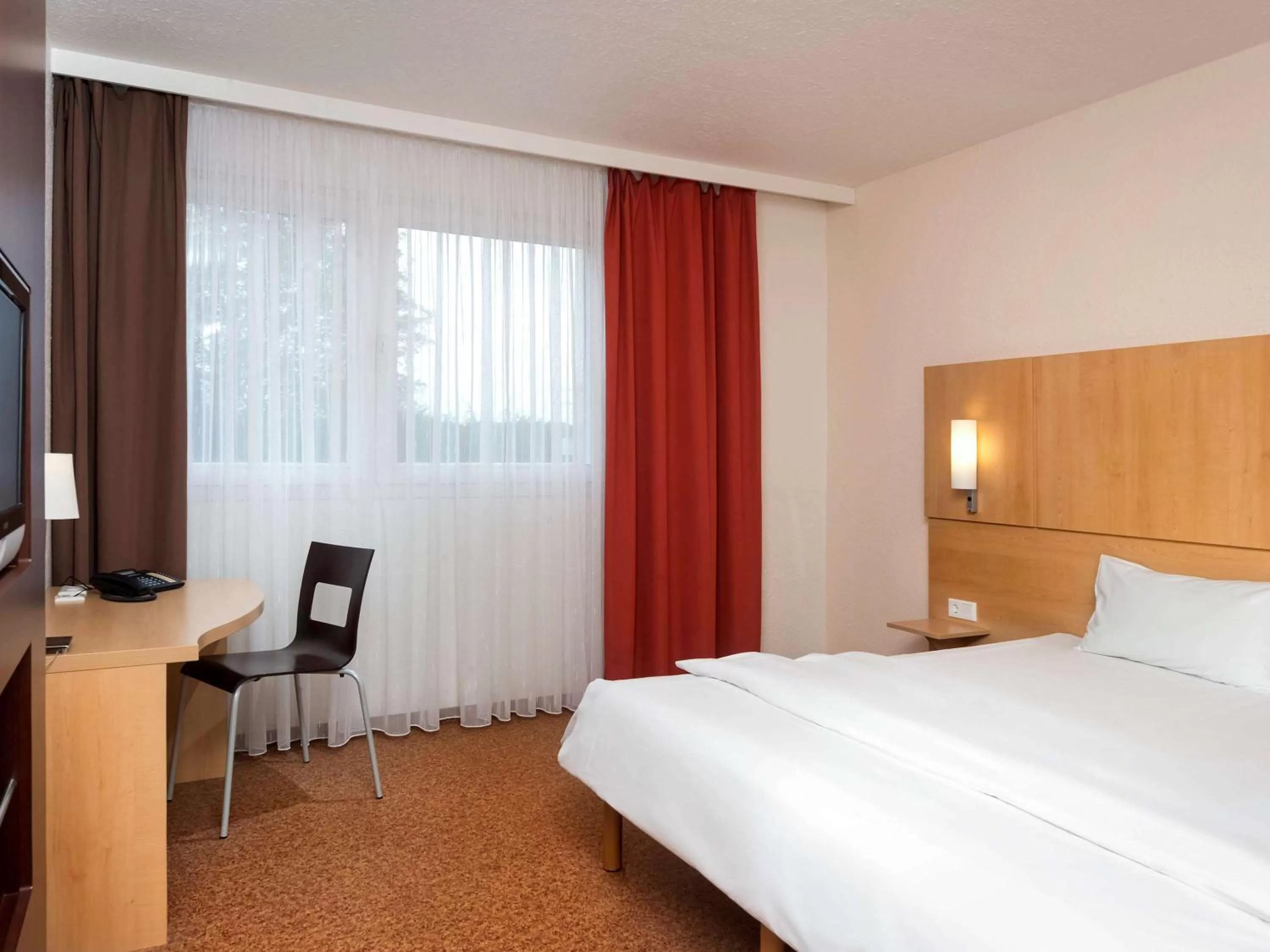 Photo of the whole room, Bed in ibis Dortmund West