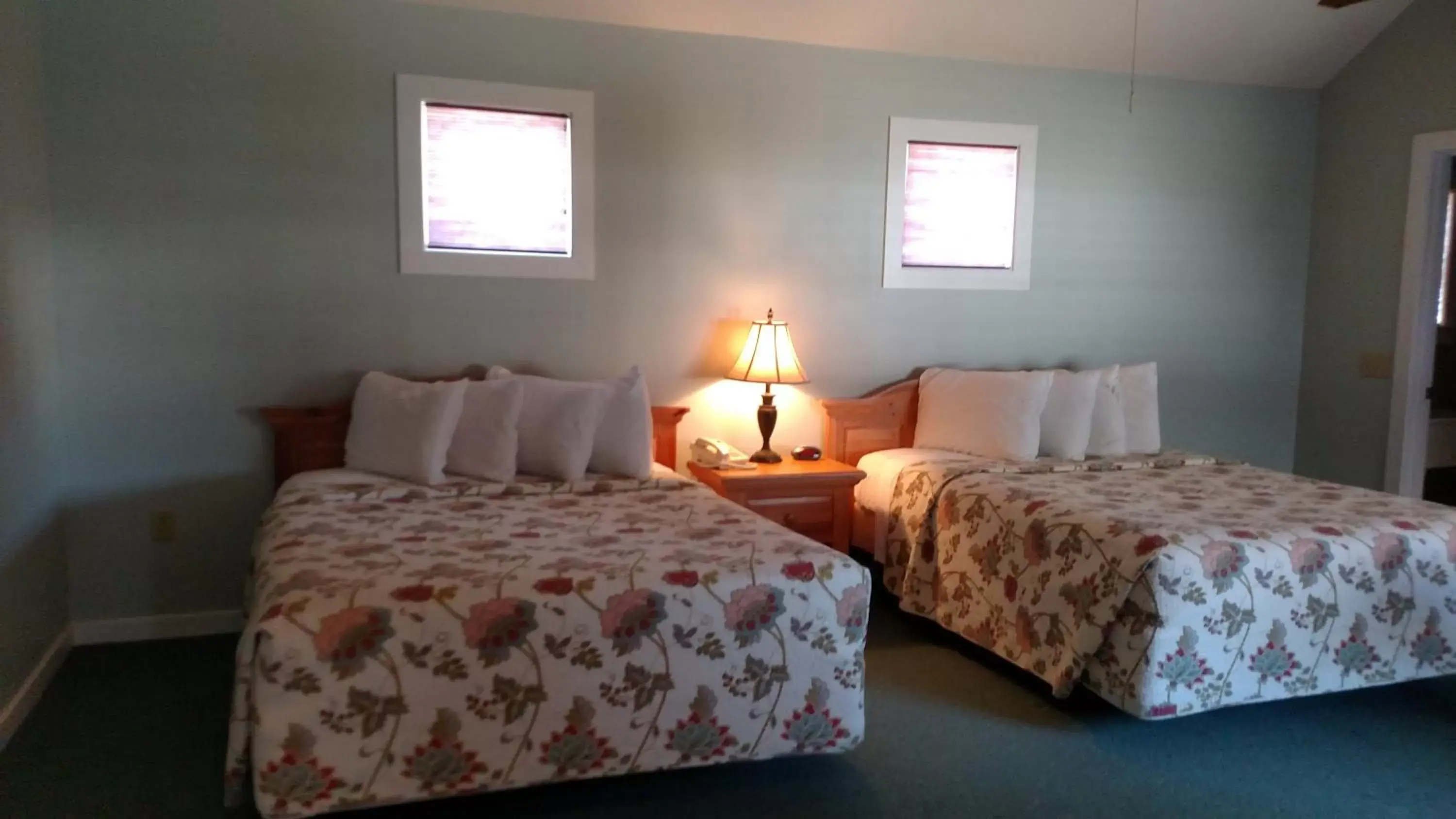 Bedroom, Bed in Spruce Lane Lodge and Cottages