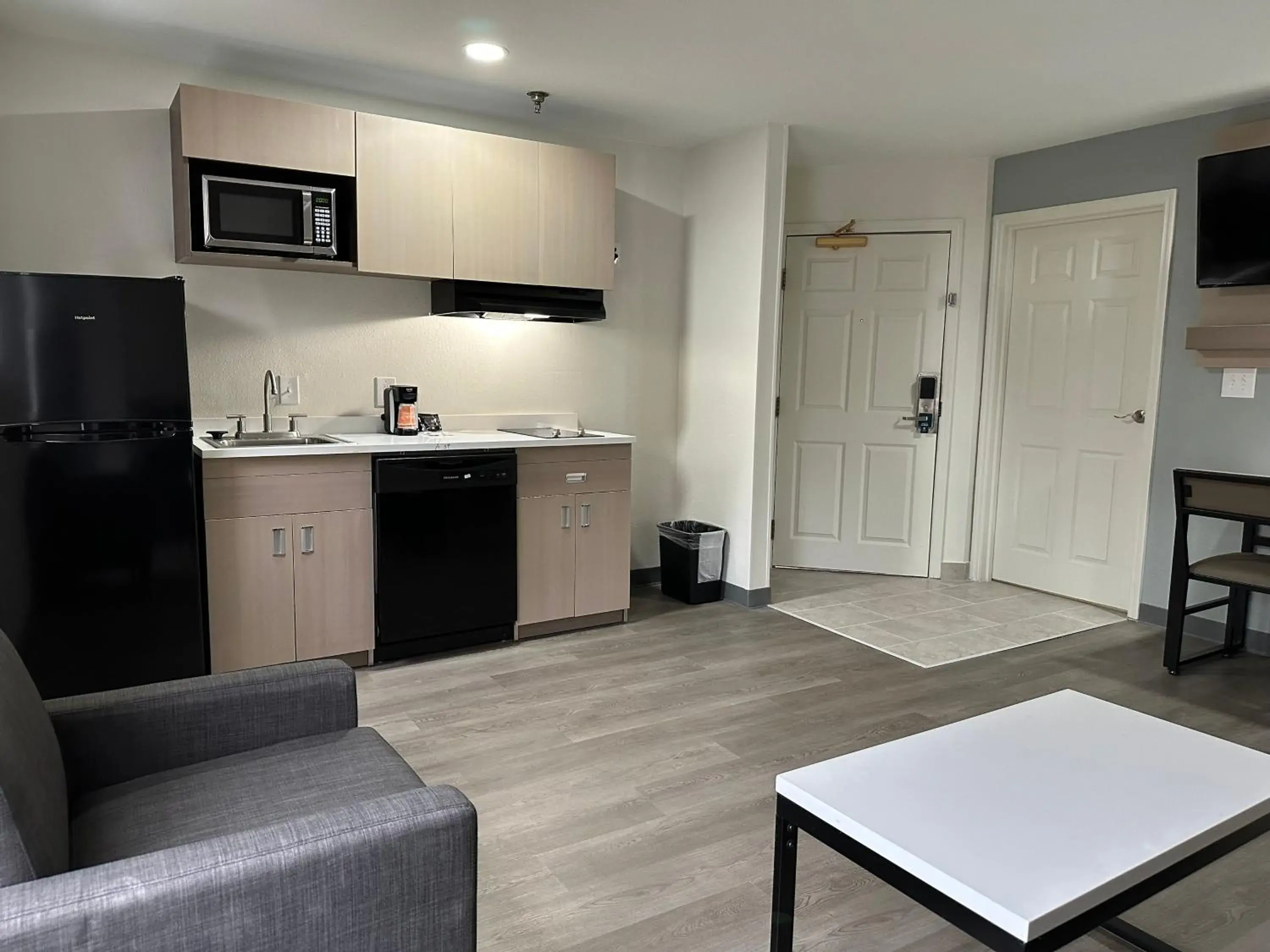 TV and multimedia, Kitchen/Kitchenette in MainStay Suites Columbia Harbison