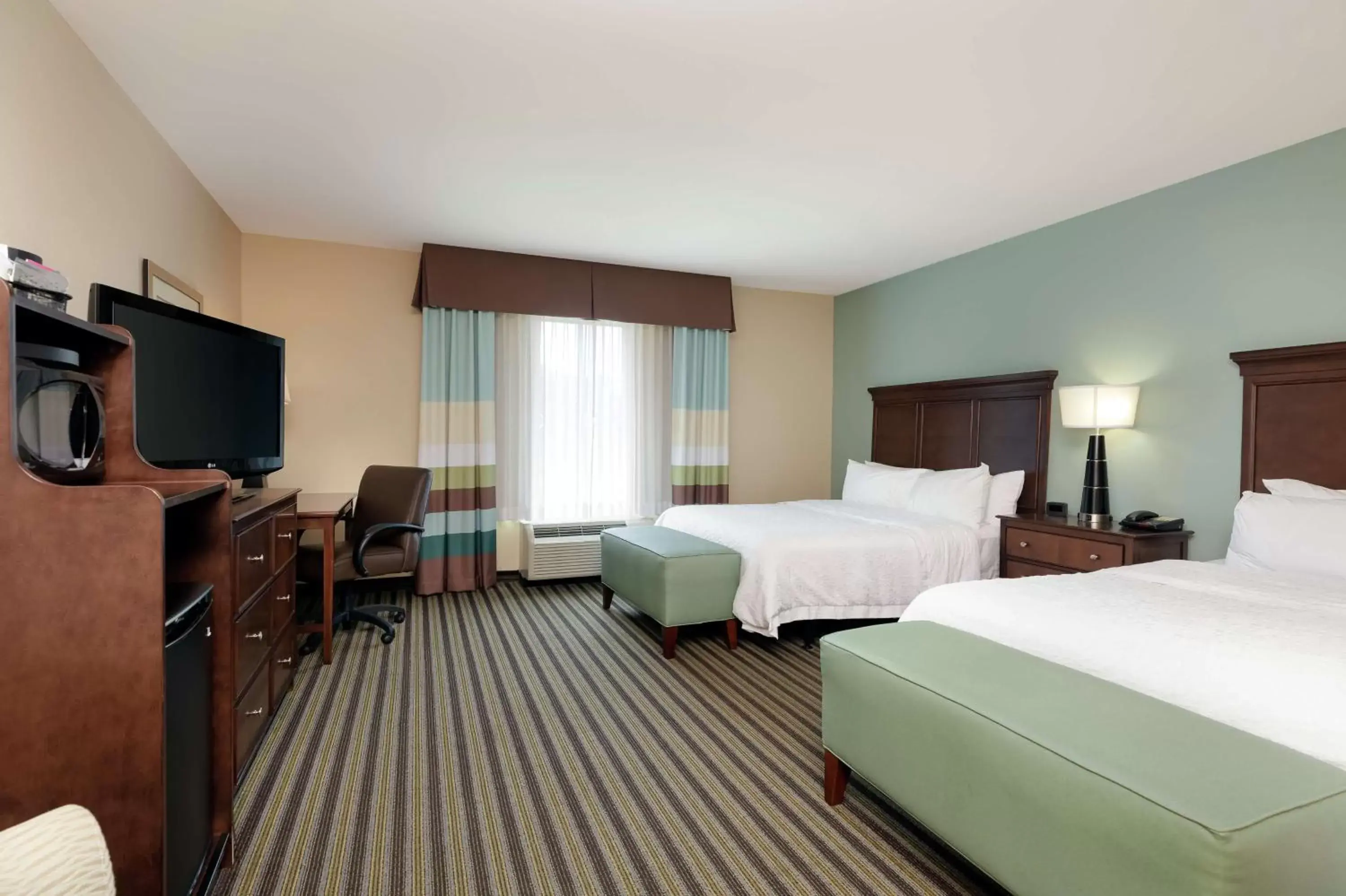 Bed, TV/Entertainment Center in Hampton Inn and Suites Adairsville/Calhoun Area