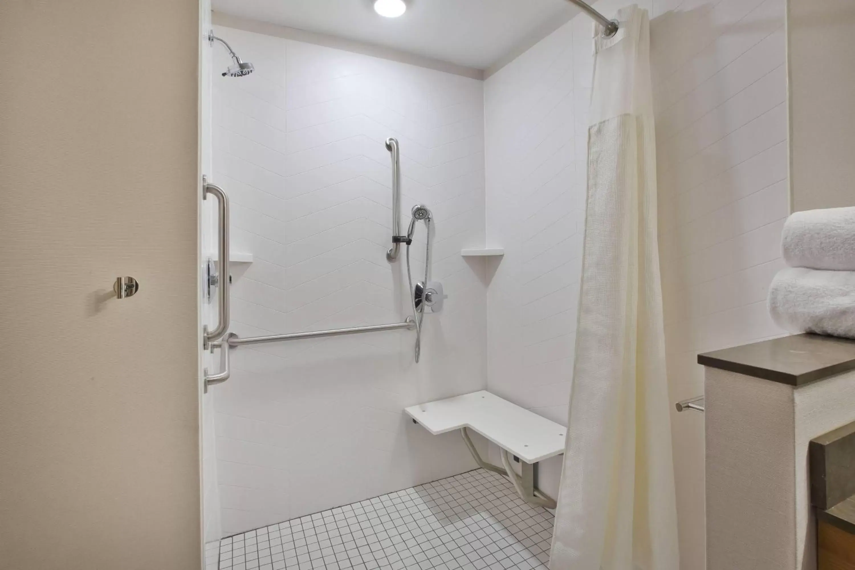 Bathroom in Fairfield Inn & Suites by Marriott Flint Grand Blanc