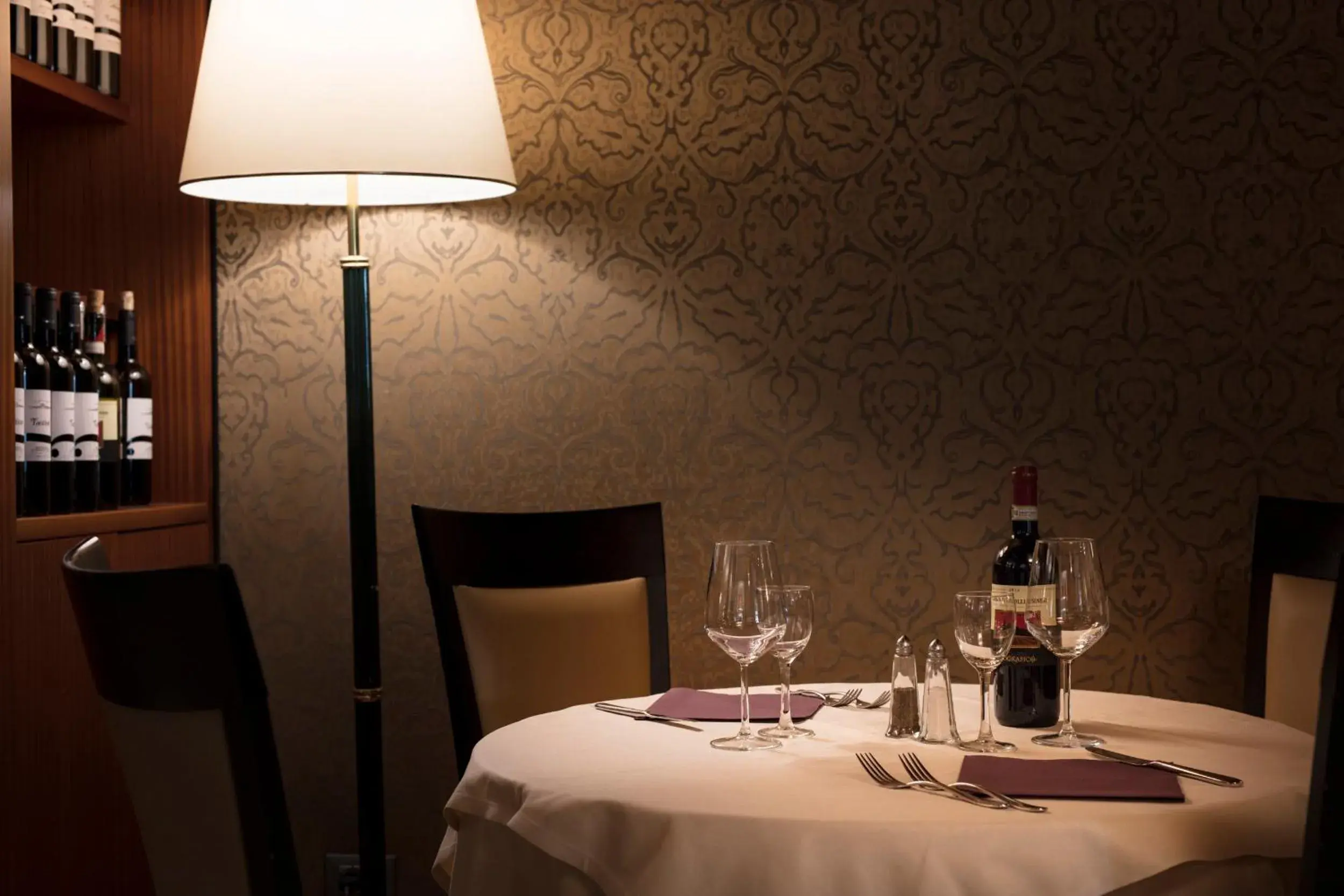 Restaurant/places to eat in Smart Hotel Holiday Restaurant/places to eat in Smart Hotel Holiday