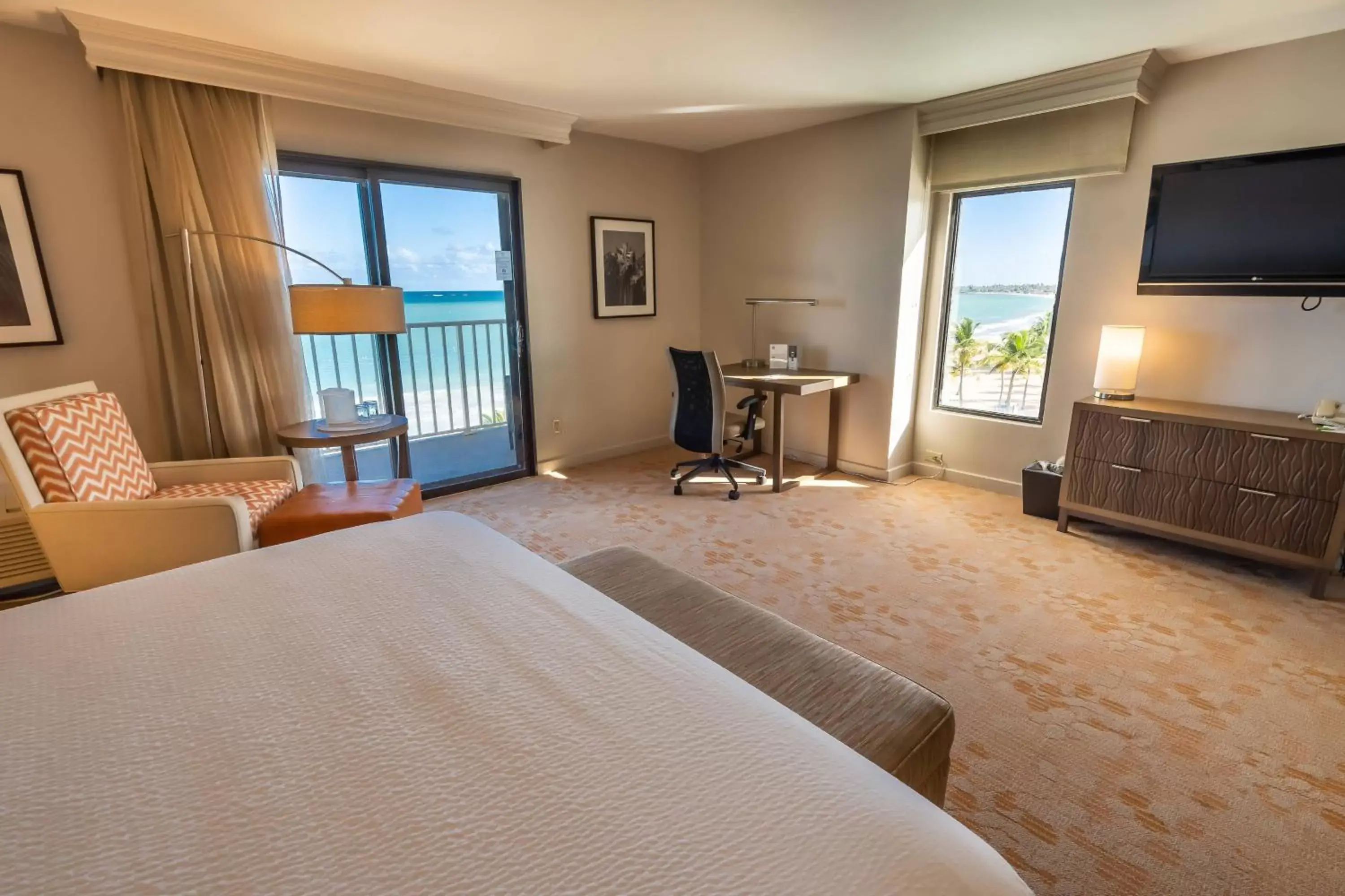 Bedroom in Courtyard by Marriott Isla Verde Beach Resort